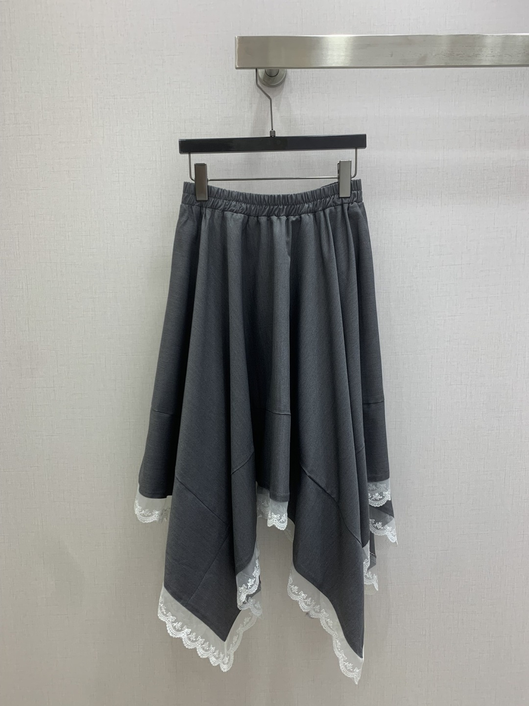 NO:797394,Highly recommended 26 spring and summer new style. Irregular lace edge long skirt. A very thoughtful one. The upper body is cool and sassy. Made of customized high-quality fabrics. The texture is fine, the cotton feels natural, it is muscular yet soft, and it is neat and three-dimensional. Two colors SML code. High-quality ABC,,skirts,19860909强烈推荐 26春夏新款 不规则拼蕾丝边长半裙 非常用心的一款 上身又酷又飒爽 采用定制高品质面料 纹理细腻,棉感自然,既有筋骨感又不失柔软,利落立体剪裁 两个色 SML码 高品质ABC,,skirts,,Women's clothing