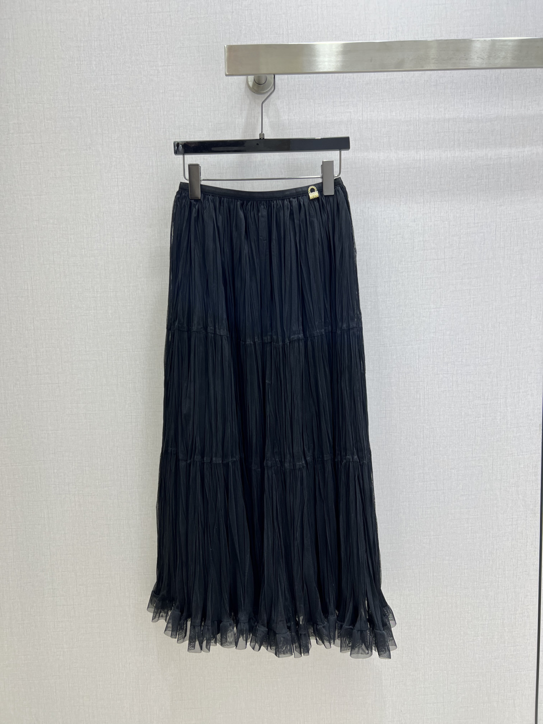 NO:797323,Highly recommended 26 spring and summer new styles. Lazy style mesh long skirt. Highly customized imported fabrics. High-waisted A-line design. Waistband metal bag decoration. The upper body effect is very stunning. Two colors. SML code. High-quality ABC,,skirts,19860909强烈推荐 26春夏新款 慵懒风网纱长半裙 高定制进口面料 设计感高腰A字 腰头金属包包装饰点缀 上身效果非常绝 两个色 SML码 高品质ABC,,skirts,,Women's clothing