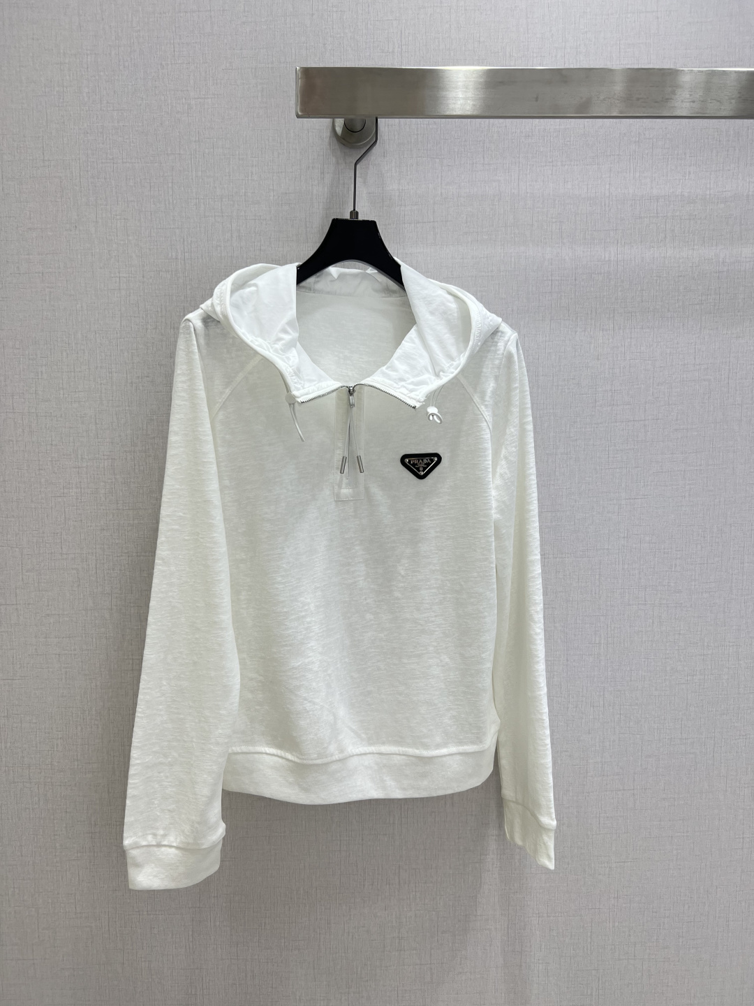 NO:797297,Highly recommended 26 early spring new style, hooded half-zip long-sleeved top, highly customized imported fabrics, simple design, comfortable and breathable, triangle brand decoration, versatile style, two colors SML code, high quality ABC,,hats,19860909强烈推荐 26早春新款 连帽半拉链长袖上衣 高定制进口面料 简约设计 舒适透气 三角牌装饰点缀 百搭款 两个色 SML码 高品质ABC,,hats,,Women's clothing