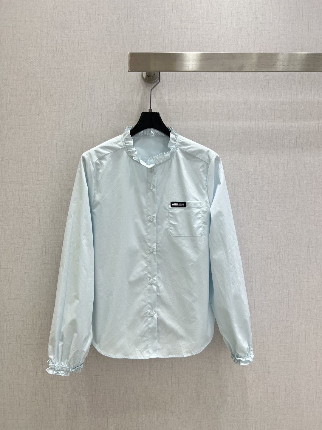 NO:797317,Highly recommended 26 early spring new style lace button long-sleeved shirt. Highly customized imported fabrics. Pocket logo small logo decoration. Round neck and cuffs are both elegant and elegant with lace design. Versatile style. Two colors. SML code. High quality ABC, shirts,19860909强烈推荐 26早春新款 花边纽扣长袖衬衫 高定制进口面料 口袋logo小标志装饰 圆领和袖口都是花边设计优雅大气 百搭款 两个色 SML码 高品质ABC,,shirts,,Women's clothing