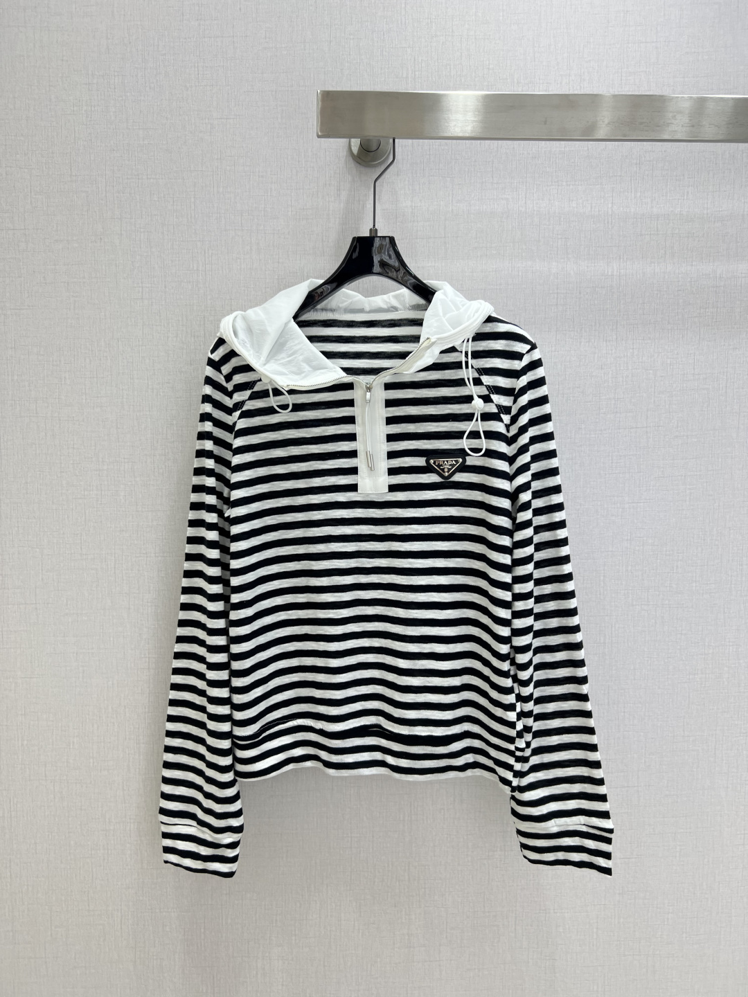 NO:797300,Highly recommended 26 early spring new style. Hooded half-zip striped long-sleeved top. Highly customized imported fabric. Comfortable and breathable. Triangular brand decoration. Versatile style. Two colors. SML code. High quality ABC, hats,19860909强烈推荐 26早春新款 连帽半拉链条纹长袖上衣 高定制进口面料 舒适透气 三角牌装饰点缀 百搭款 两个色 SML码 高品质ABC,,hats,,Women's clothing