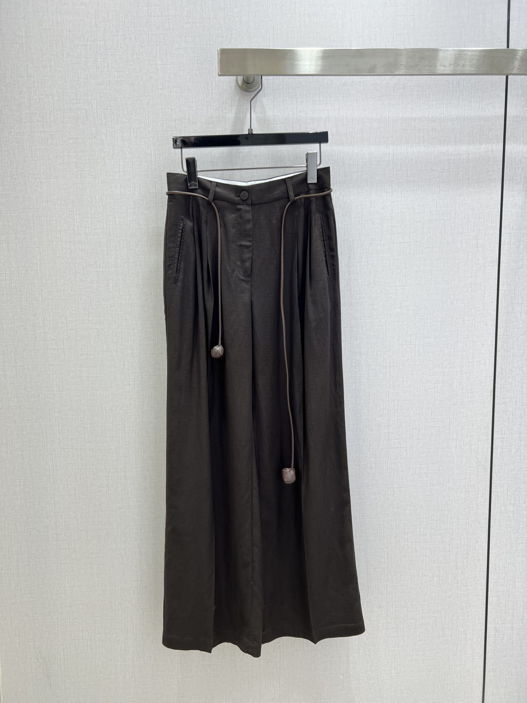 NO:797849,Highly recommended 26 spring and summer new style braided rope linen wide-leg trousers, containing 40% linen, simple and elegant suit, very high-end imported texture, look at the details carefully, the color is super right, the upper body is very cool, clean and classy, ​​enhances the temperament~~ It is completely in accordance with the level of high-end ready-to-wear. It is impossible not to love it. The temperament MM must buy it. One color, SMLXL code, high quality ABC,, business suit,19860909强烈推荐 26春夏新款 编织绳亚麻阔腿长裤 含40亚麻 简洁大气的西装套装 非常高级的进口质地 仔细看细节 颜色超正上身非常飒爽 干净有品 提气质~~完全按照高定成衣水准 无法不爱 气质MM必入 一个色 SMLXL码 高品质ABC,,business suit,,Women's clothing
