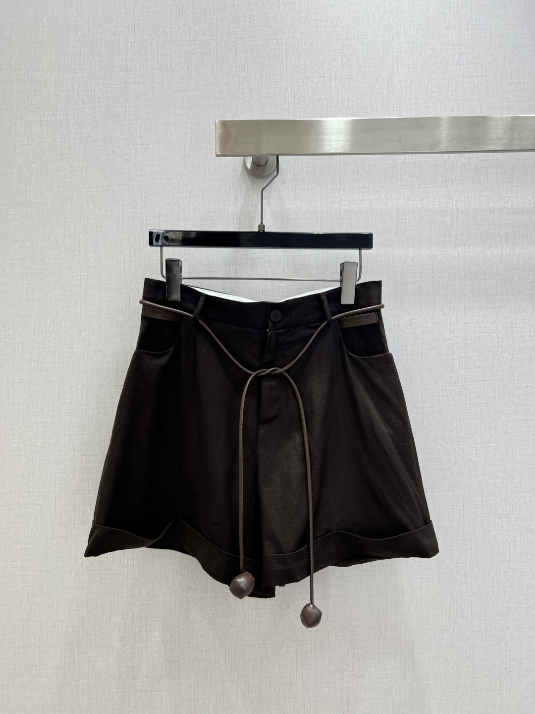 NO:797851,Highly recommended 26 spring and summer new style braided rope linen shorts, containing 40% linen, simple and elegant suit, very high-end imported texture, look at the details carefully, the color is super right, the upper body is very cool, clean and classy, ​​improves temperament~~ It is completely in accordance with the level of high-end ready-to-wear. I can't help but love it. Temperament MM must buy it. One color, SMLXL code, high quality ABC, shorts, business suit,19860909强烈推荐 26春夏新款 编织绳亚麻短裤 含40亚麻 简洁大气的西装套装 非常高级的进口质地 仔细看细节 颜色超正上身非常飒爽 干净有品 提气质~~完全按照高定成衣水准 无法不爱 气质MM必入 一个色 SMLXL码 高品质ABC,,shorts,business suit,,Women's clothing