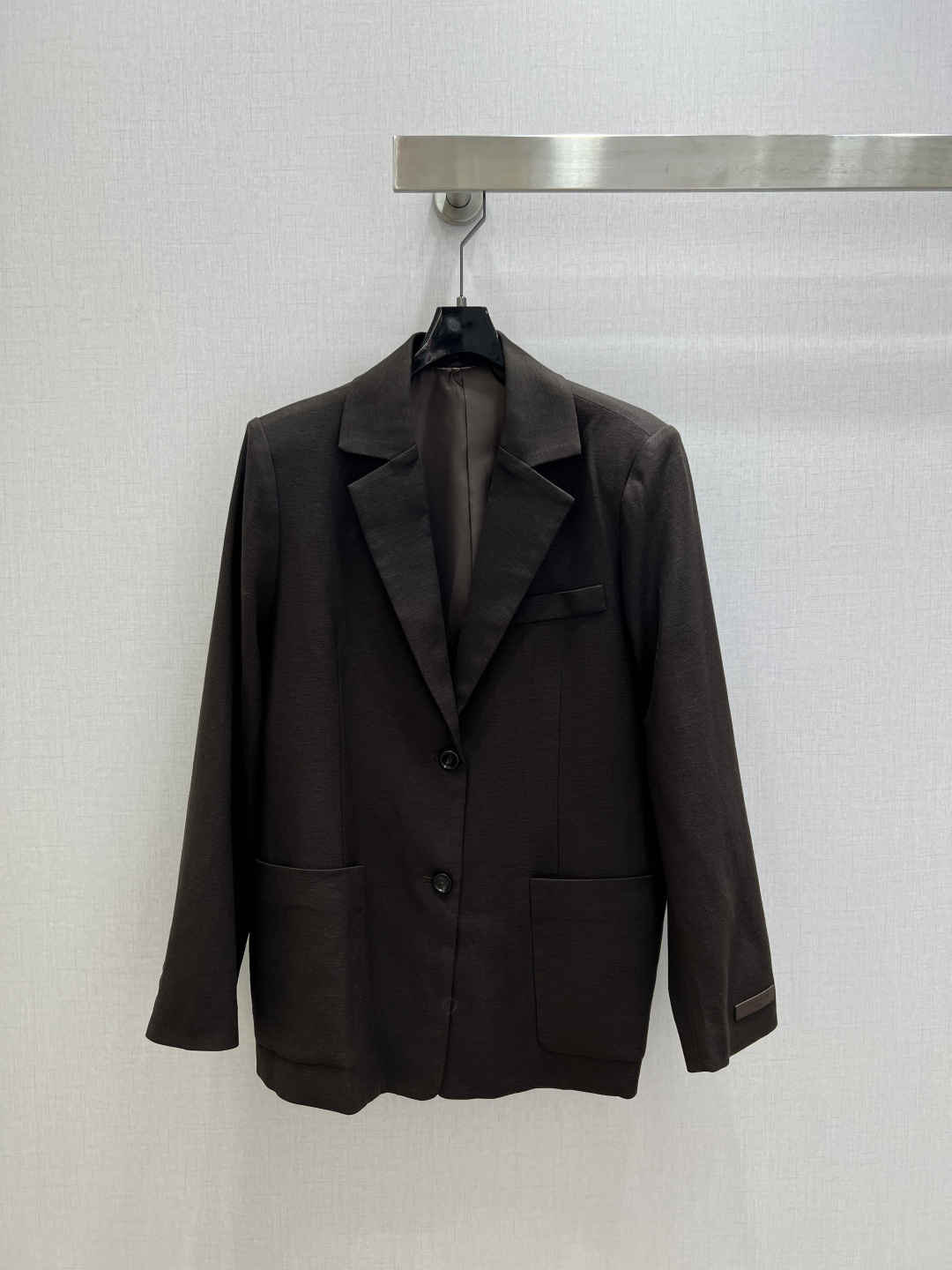 NO:797864,Highly recommended 26 spring and summer new style. Lapel double pocket linen suit jacket. Contains 40% linen. Simple and elegant suit suit. Very high-end imported texture. Look carefully at the details. The color is super correct and the upper body is very cool. Clean and classy. Improves temperament~~ Completely follows the level of high-end ready-to-wear. Can't help but love it. Temperament MM must buy. One color SMLXL code. High quality ABC, jackets & coats, business suit,19860909强烈推荐 26春夏新款 翻领双口袋亚麻西装外套 含40亚麻 简洁大气的西装套装 非常高级的进口质地 仔细看细节 颜色超正上身非常飒爽 干净有品 提气质~~完全按照高定成衣水准 无法不爱 气质MM必入 一个色 SMLXL码 高品质ABC,,jackets & coats,business suit,,Women's clothing