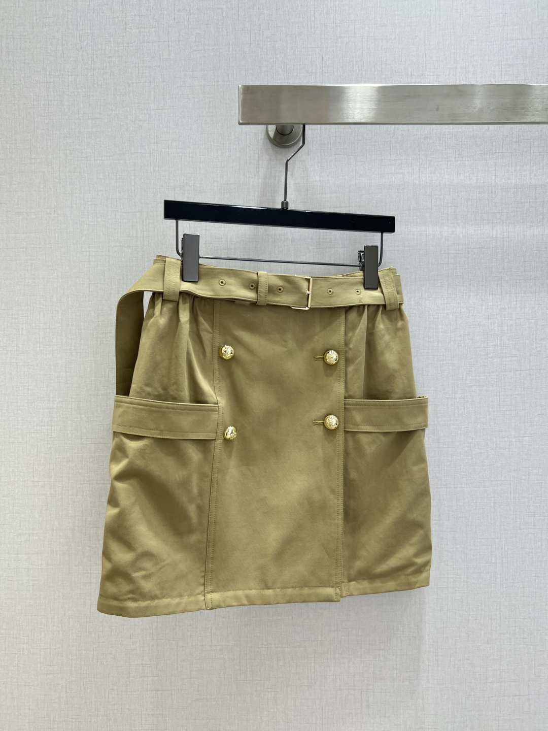 NO:797860,Highly recommended 26 early spring new style double pocket work belt skirt, British style, classic design, the upper body is exquisite and capable, easy to match!  The customized imported fabrics are crisp and stylish, with a full sense of high-end. Full of texture and fashionable, it is recommended to buy!  The quality of workmanship depends on the details. One color, SMLXL code, high quality ABC, skirts,19860909强烈推荐 26早春新款 双口袋工装腰带半裙 英伦风气质 经典款设计 上身精致又干练得体,搭配起来随心应手！定制的进口面料挺括有型 满满的高级感.质感十足,时尚潮流 ,推荐入手！ 做工品质看细节 一个色 SMLXL码 高品质ABC,,skirts,,Women's clothing