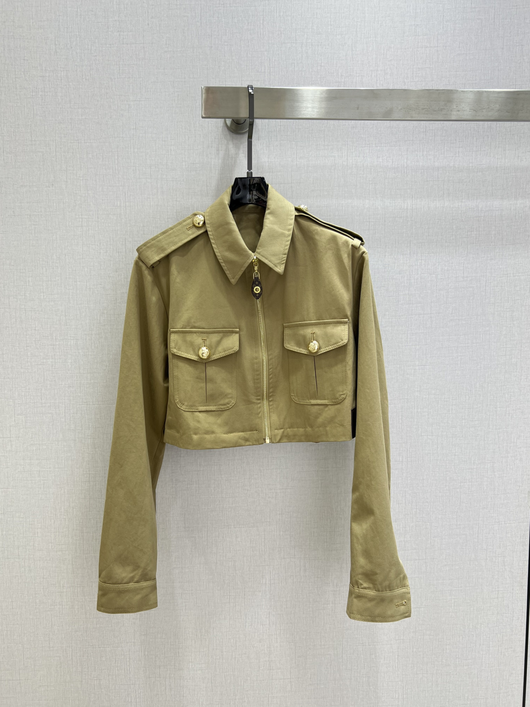 NO:797856,Highly recommended 26 early spring new style double pocket lapel work jacket, British style, classic design, the upper body is exquisite and capable, and it can be matched with ease!  The customized imported fabrics are crisp and stylish, with a full sense of high-end. Full of texture and fashionable, it is recommended to buy!  The quality of workmanship depends on the details. One color, SMLXL code, high quality ABC, jackets & coats,19860909强烈推荐 26早春新款 双口袋翻领工装短外套 英伦风气质 经典款设计 上身精致又干练得体,搭配起来随心应手！定制的进口面料挺括有型 满满的高级感.质感十足,时尚潮流 ,推荐入手！ 做工品质看细节 一个色 SMLXL码 高品质ABC,,jackets & coats,,Women's clothing