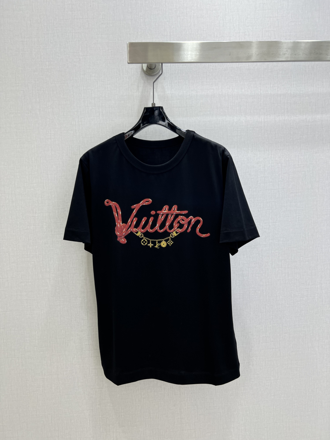 NO:797852,Highly recommended 26 early spring new woven wool letter short-sleeved T-shirt. It is very dense and feels great. It is a really hard-working one!  !  Perfect details, regular fit!  The upper body is not picky at all, is simple and generous, and instantly enhances your temperament. Popular recommendation, two colors SML code, high quality ABC, T-shirt, tees, t-shirt,19860909强烈推荐 26早春新款 编织毛线字母短袖T恤 密度很高手感超好 真的费劲心血的一款！！细节完美 常规版型！上身完全不挑人简单大方,瞬间提升气质 爆款推荐,两个色 SML码 高品质ABC,,T-shirt,tees，t-shirt,,Women's clothing