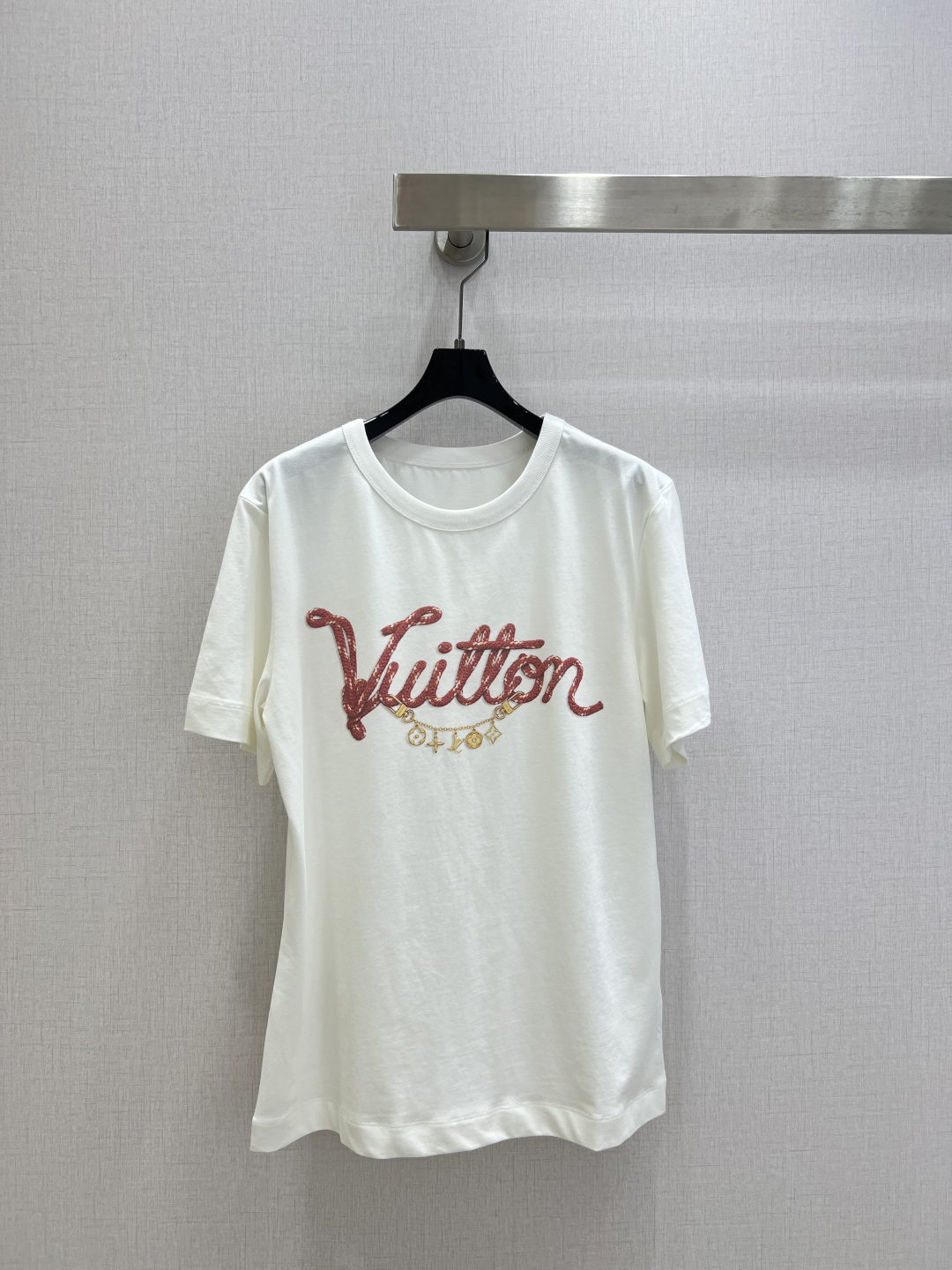 NO:797848,Highly recommended 26 early spring new woven wool letter short-sleeved T-shirt. It is very dense and feels great. It is a really hard-working one!  !  Perfect details, regular fit!  The upper body is not picky at all, is simple and generous, and instantly enhances your temperament. Popular recommendation, two colors SML code, high quality ABC, T-shirt, tees, t-shirt,19860909强烈推荐 26早春新款 编织毛线字母短袖T恤 密度很高手感超好 真的费劲心血的一款！！细节完美 常规版型！上身完全不挑人简单大方,瞬间提升气质 爆款推荐,两个色 SML码 高品质ABC,,T-shirt,tees，t-shirt,,Women's clothing