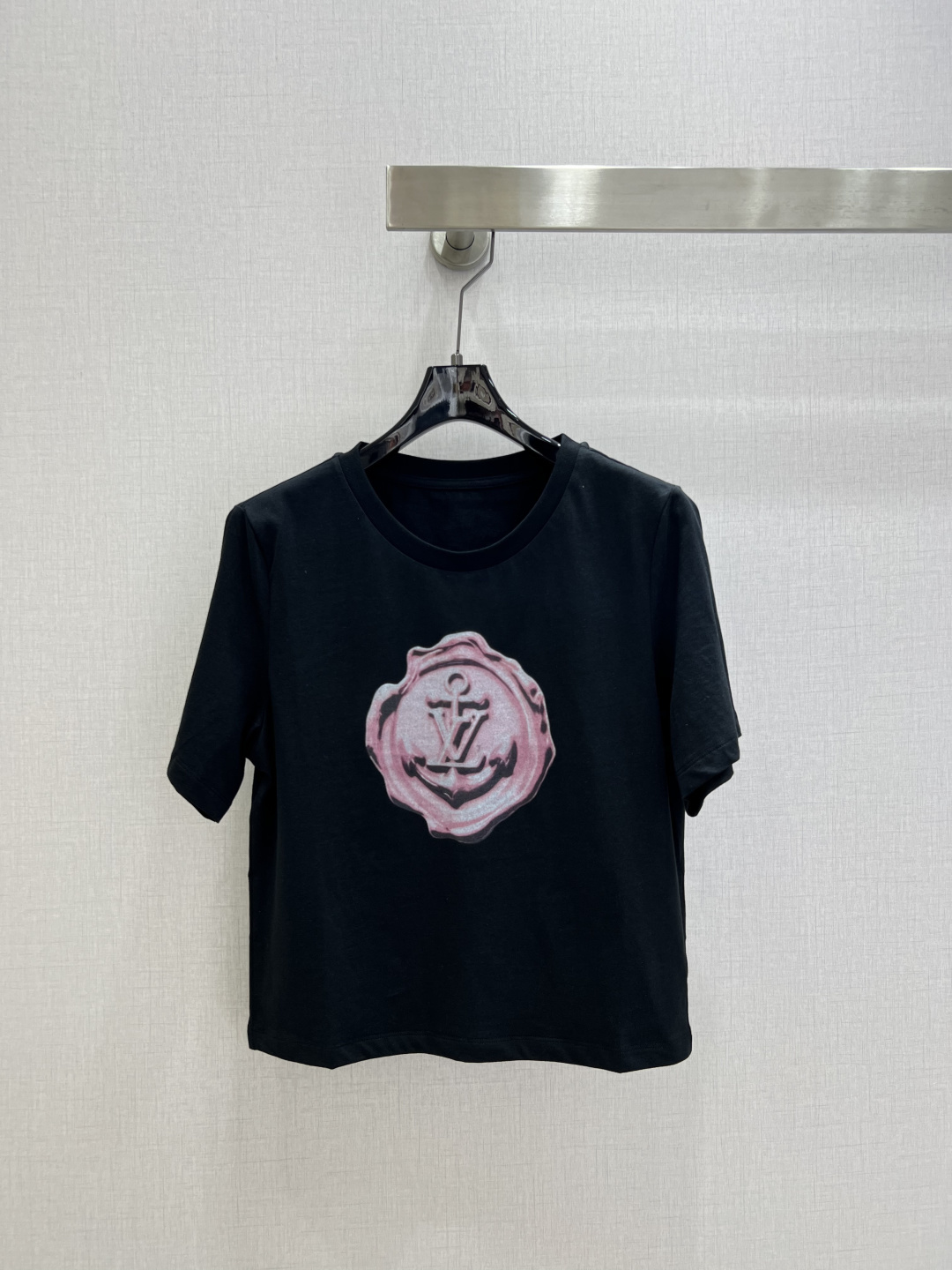 NO:797845,Highly recommended for the early spring of 26, the new short-sleeved T-shirt with badge printing is very dense and feels great. It’s a really hard-working one!  !  Perfect details, regular fit!  The upper body is not picky at all, is simple and generous, and instantly enhances your temperament. Popular recommendation, two colors SML code, high quality ABC, T-shirt, tees, t-shirt,19860909强烈推荐 26早春新款 徽章印花短袖T恤 密度很高手感超好 真的费劲心血的一款！！细节完美 常规版型！上身完全不挑人简单大方,瞬间提升气质 爆款推荐,两个色 SML码 高品质ABC,,T-shirt,tees，t-shirt,,Women's clothing