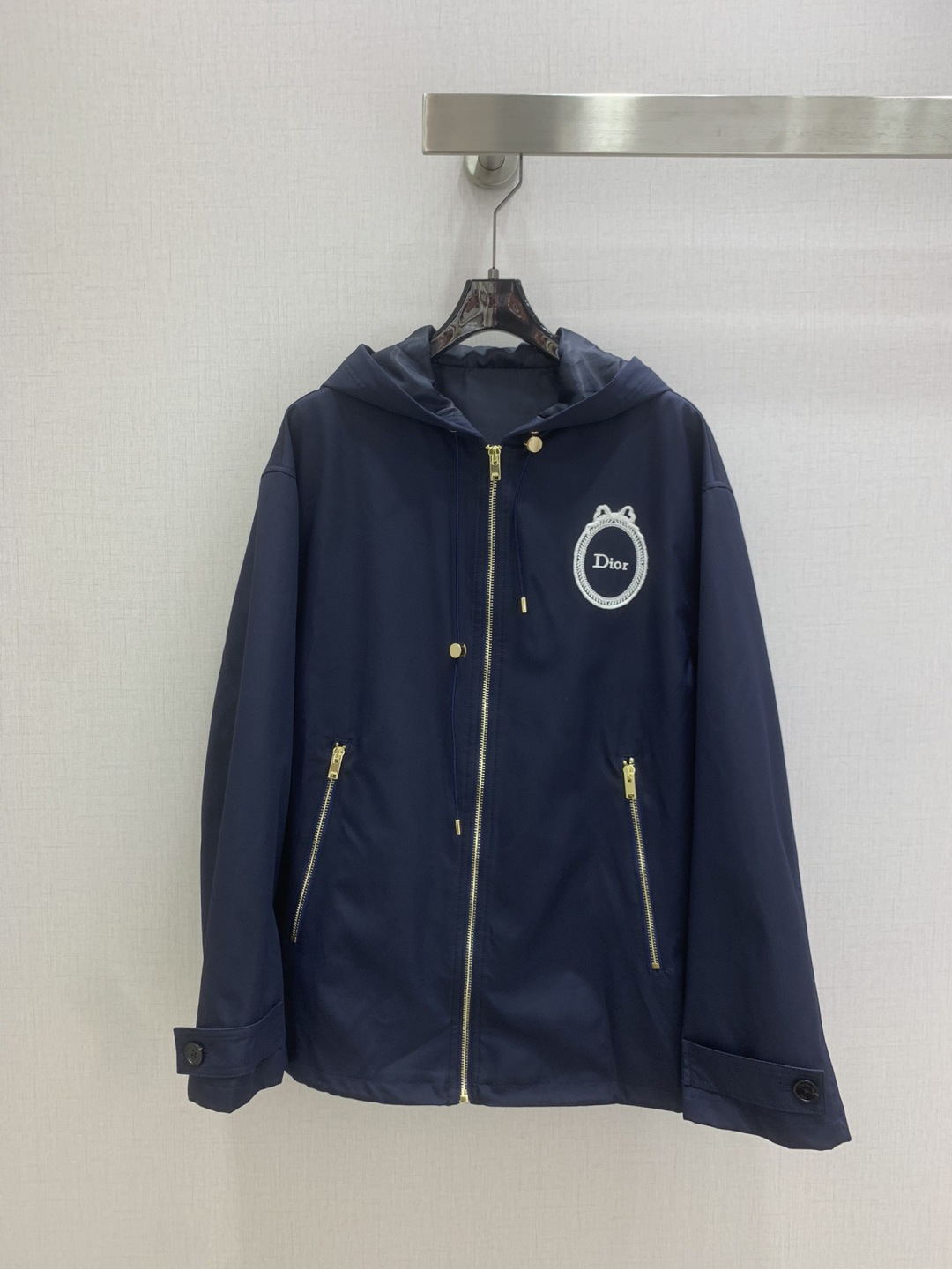 NO:797839,Highly recommended 26 spring and summer new hooded badge zipper jacket, classic design, the upper body is exquisite and capable, and it can be matched with ease!  The customized imported fabrics are crisp and stylish, with a full sense of high-end. Full of texture and fashionable, it is recommended to buy!  The quality of workmanship depends on the details. Two colors. SMLXL code. High quality ABC, jackets & coats, hats,19860909强烈推荐 26春夏新款 连帽徽章拉链外套 经典款设计 上身精致又干练得体,搭配起来随心应手！定制的进口面料挺括有型 满满的高级感.质感十足,时尚潮流 ,推荐入手！ 做工品质看细节 两个色 SMLXL码 高品质ABC,,jackets & coats,hats,,Women's clothing