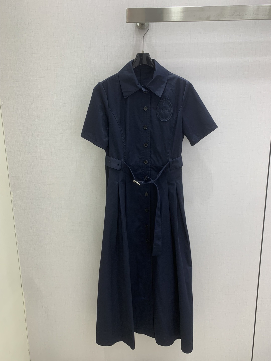 NO:797834,Highly recommended 26 spring and summer new style badge short-sleeved belt dress. Customized imported fabrics are crisp and stylish, full of high-end feel. Full of texture, fashionable and trendy, recommended to buy!  The quality of workmanship depends on the details. Two colors. SMLXL code. High quality ABC, skirts, T-shirts,19860909强烈推荐 26春夏新款 徽章短袖腰带连衣裙 定制的进口面料挺括有型 满满的高级感.质感十足,时尚潮流 ,推荐入手！ 做工品质看细节 两个色 SMLXL码 高品质ABC,,skirts,T-shirt,,Women's clothing