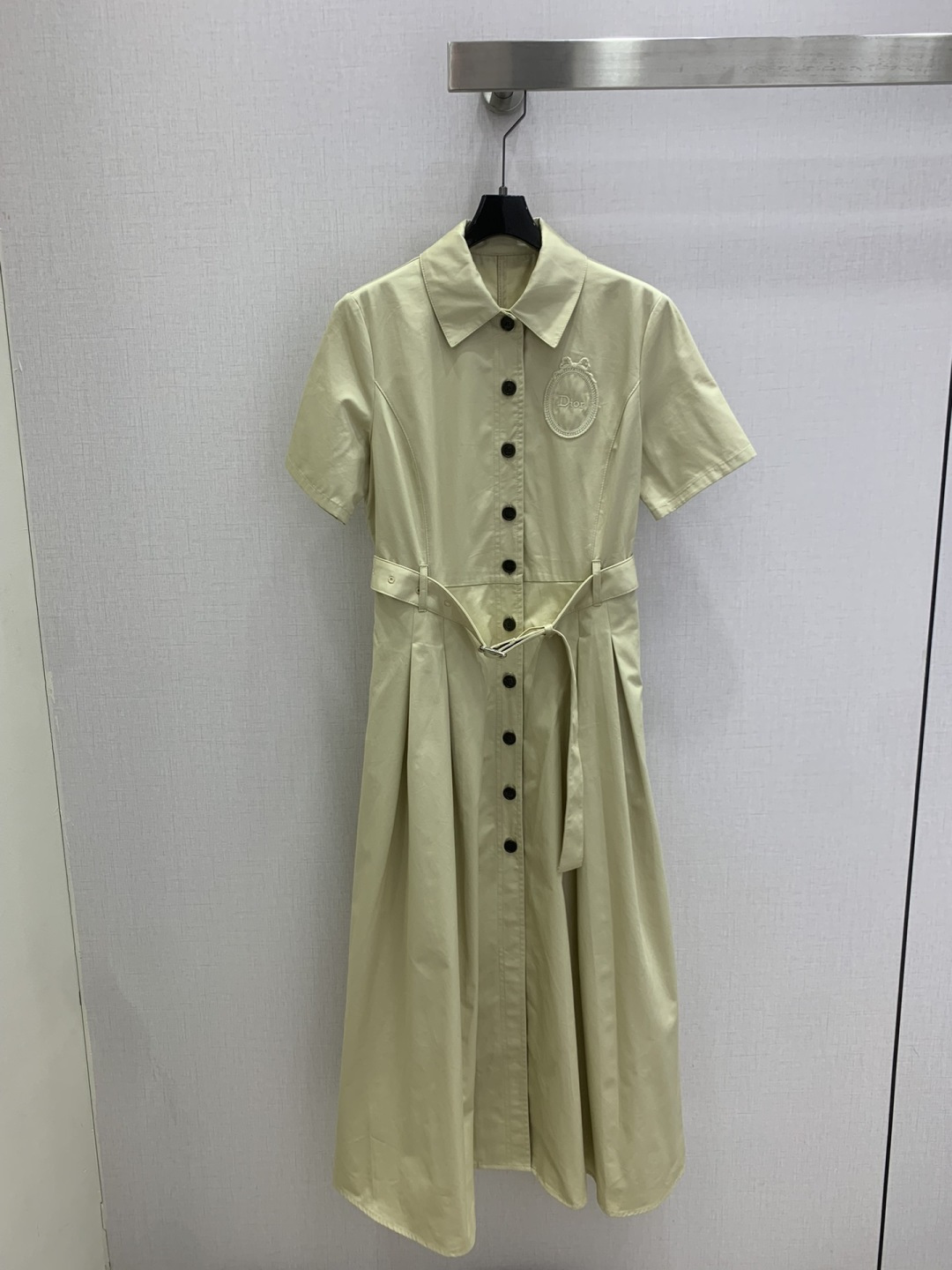 NO:797828,Highly recommended 26 spring and summer new style badge short-sleeved belt dress. Customized imported fabrics are crisp and stylish, full of high-end feel. Full of texture, fashionable and trendy, recommended to buy!  The quality of workmanship depends on the details. Two colors. SMLXL code. High quality ABC, skirts, T-shirts,19860909强烈推荐 26春夏新款 徽章短袖腰带连衣裙 定制的进口面料挺括有型 满满的高级感.质感十足,时尚潮流 ,推荐入手！ 做工品质看细节 两个色 SMLXL码 高品质ABC,,skirts,T-shirt,,Women's clothing