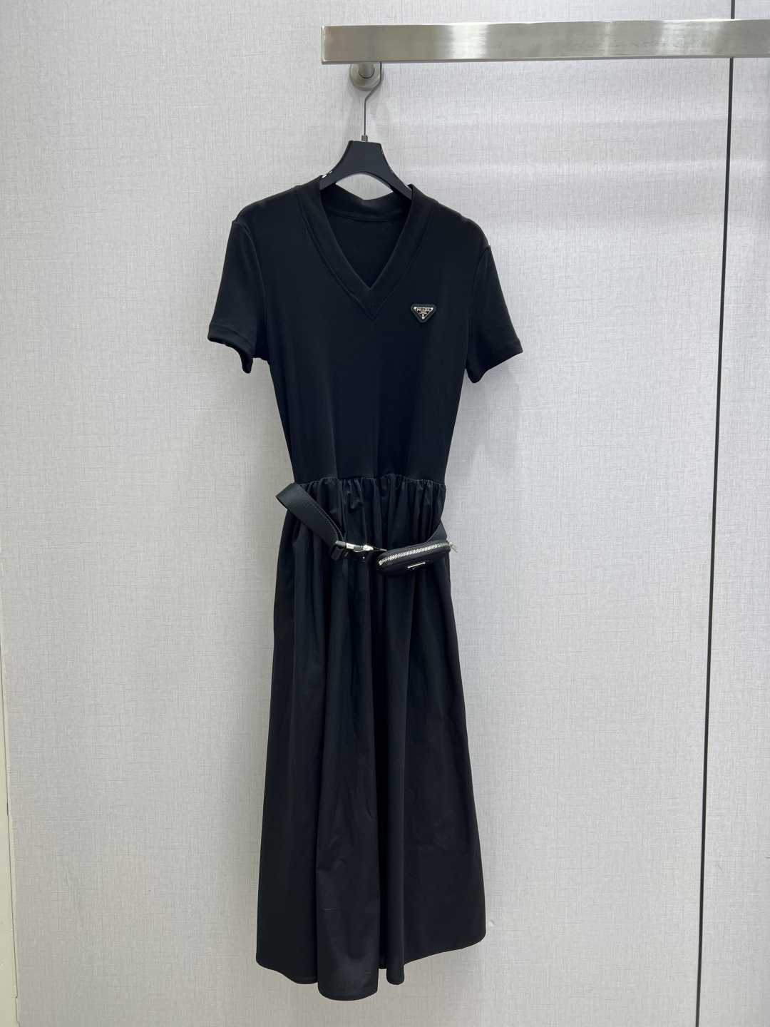 NO:798811,Highly recommended 26 spring and summer new styles  The waist-cinching short-sleeved belted dress is both cool and elegant. The combination of V-neck short sleeves + large skirt hides high-end details. The V-neck makes the neck longer, and the small logo on the chest is not monotonous; the wide belt + mini waist bag accurately pinches the waistline, and the large skirt drapes.  It feels perfect and has an aura when walking. The all-black color scheme has a cool texture. Paired with patent leather shoes, it is a cool commuter. If you change it to a pair of Martin boots, you can slay it for daily outings or light commuting. It has 'effortless high-end' on your body ~ one color  SMLXL code high quality ABC,,boots,skirts,T-shirt,19860909强烈推荐 26春夏新款 收腰短袖腰带连衣裙酷飒与优雅的双向奔赴V领短袖+大裙摆的组合,藏着高级小心机V领衬得脖颈纤长,胸口小标点缀不单调；宽腰带+迷你腰包精准掐出腰线,大裙摆垂坠感满分,走起来自带气场.全黑配色自带冷冽质感,配漆皮单鞋是通勤酷姐,换双马丁靴直接slay全场日常出街/轻通勤都能穿,把“毫不费力的高级”焊在身上～一个色 SMLXL码 高品质ABC,,boots,skirts,T-shirt,,Women's clothing