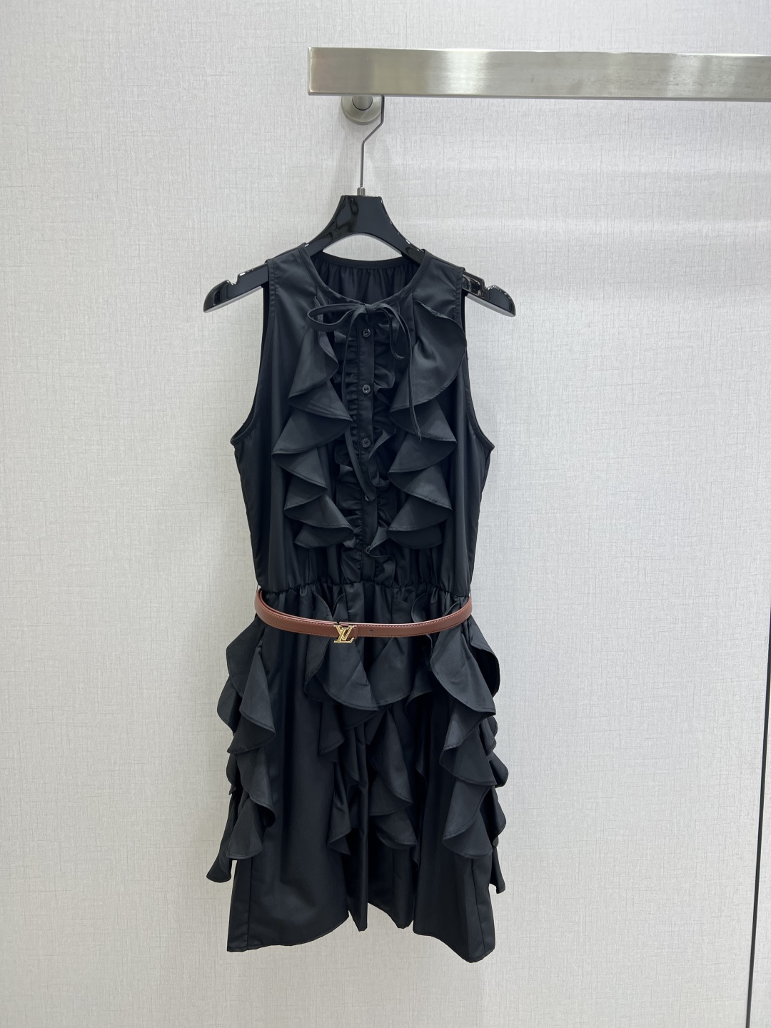 NO:798518,Highly recommended for spring and summer 26, the new ruffled lace vest dress has a unique design. The upper body is exquisite and smart, so it can be matched easily!  The customized imported fabrics are crisp and stylish, with a full sense of high-end. Full of texture and fashionable, it is recommended to buy!  The quality of workmanship depends on the details. Two colors, SMLXL code, high quality ABC, skirts,19860909强烈推荐 26春夏新款 荷叶花边背心连衣裙 独特设计 上身精致又干练得体,搭配起来随心应手！定制的进口面料挺括有型 满满的高级感.质感十足,时尚潮流 ,推荐入手！ 做工品质看细节 两个色 SMLXL码 高品质ABC,,skirts,,Women's clothing