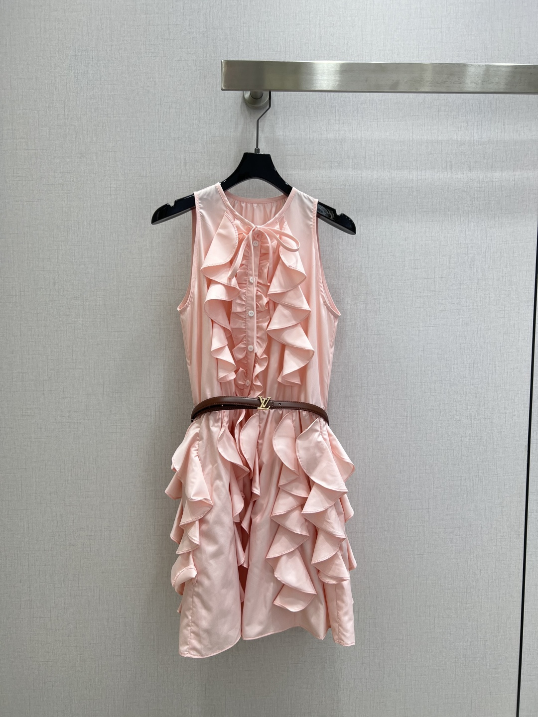 NO:798512,Highly recommended for spring and summer 26, the new ruffled lace vest dress has a unique design. The upper body is exquisite and smart, so it can be matched easily!  The customized imported fabrics are crisp and stylish, with a full sense of high-end. Full of texture and fashionable, it is recommended to buy!  The quality of workmanship depends on the details. Two colors, SMLXL code, high quality ABC, skirts,19860909强烈推荐 26春夏新款 荷叶花边背心连衣裙 独特设计 上身精致又干练得体,搭配起来随心应手！定制的进口面料挺括有型 满满的高级感.质感十足,时尚潮流 ,推荐入手！ 做工品质看细节 两个色 SMLXL码 高品质ABC,,skirts,,Women's clothing