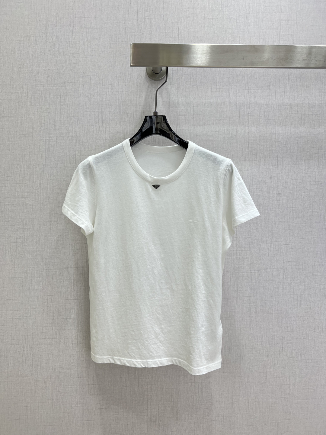 NO:798800,Highly recommended 26 early spring new model, small triangle brand short-sleeved T-shirt. Highly customized imported fabric. Comfortable and breathable. Versatile style. The upper body is very advanced. The craftsmanship depends on the details. Two colors. SML code. High-quality ABC, T-shirt, tees, t-shirt,19860909强烈推荐 26早春新款 小三角牌短袖T恤 高定制进口面料 舒适透气 百搭款 上身非常高级 工艺看细节 两个色 SML码 高品质ABC,,T-shirt,tees，t-shirt,,Women's clothing