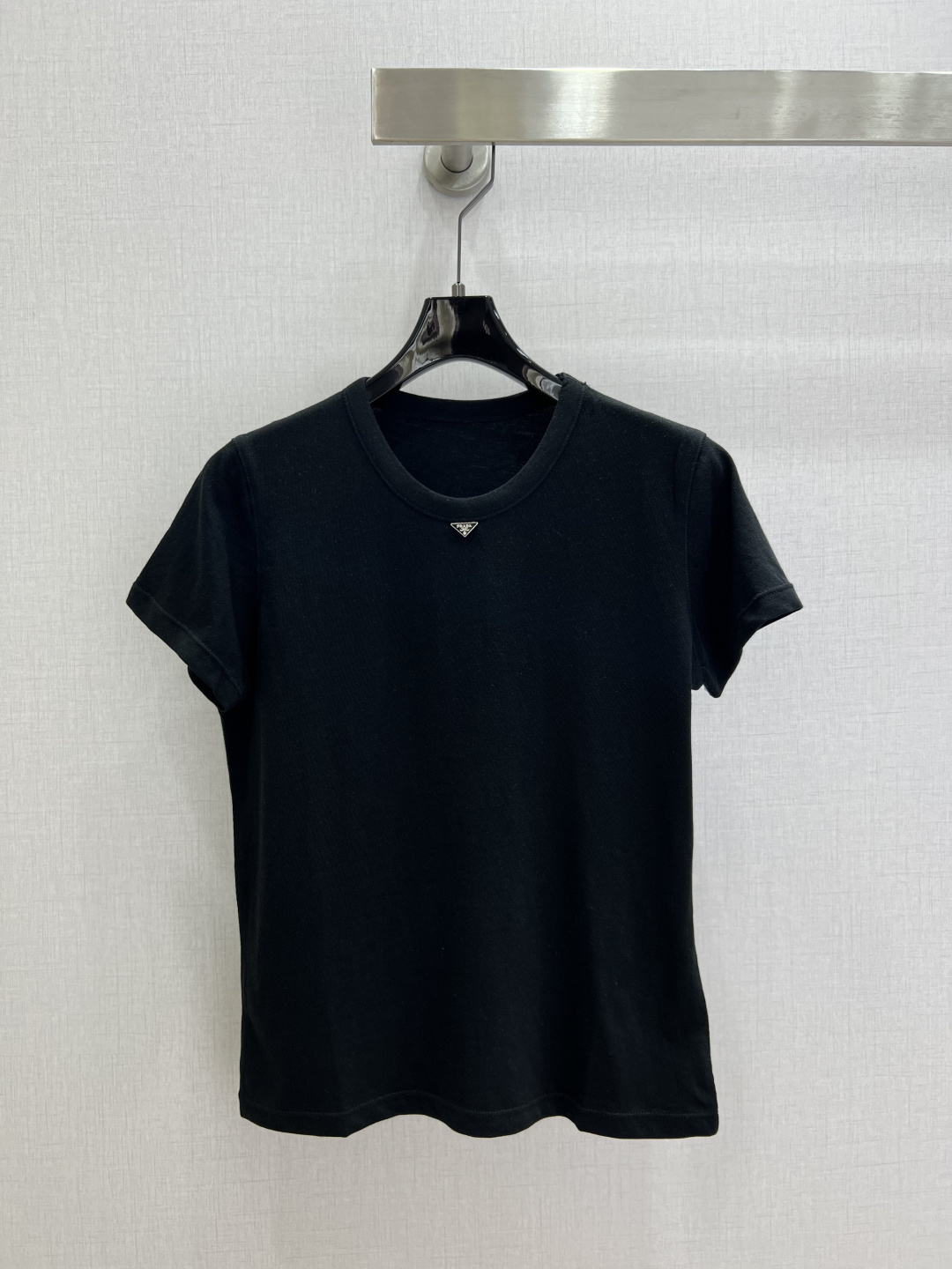NO:798797,Highly recommended 26 early spring new model, small triangle brand short-sleeved T-shirt. Highly customized imported fabric. Comfortable and breathable. Versatile style. The upper body is very advanced. The craftsmanship depends on the details. Two colors. SML code. High-quality ABC, T-shirt, tees, t-shirt,19860909强烈推荐 26早春新款 小三角牌短袖T恤 高定制进口面料 舒适透气 百搭款 上身非常高级 工艺看细节 两个色 SML码 高品质ABC,,T-shirt,tees，t-shirt,,Women's clothing
