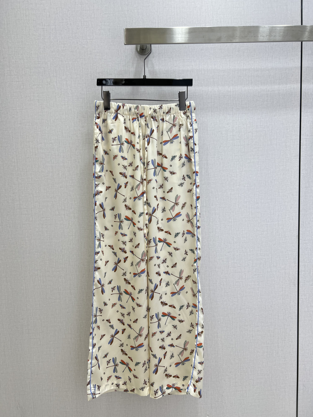 NO:798809,Highly recommended 26 spring and summer new styles, dragonfly print lapel shirt, dragonfly print drawstring trousers, separate batches, mulberry silk, retro and fashionable, low-key temperament and luxurious and high-end!  The styles are versatile and not picky, customized technical fabrics, workmanship quality depends on the details. Bai Fumei is a must-have!  One color SML code high quality, shirts,19860909强烈推荐 26春夏新款 蜻蜓印花翻领衬衫蜻蜓印花抽绳长裤 分开批 桑蚕丝 复古时髦 低调气质又奢华高级！版型百搭不挑人,定制科技面料 做工品质看细节.白富美必入！一个色 SML码 高品,,shirts,,Women's clothing