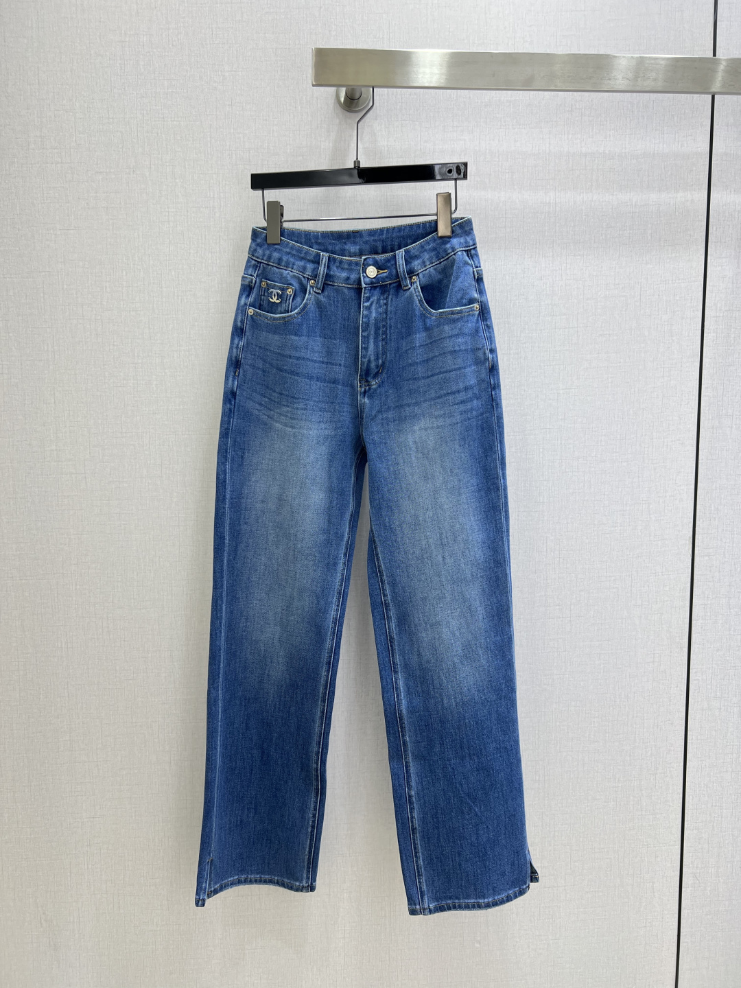 NO:798806,Highly recommended 26 spring and summer new style metal double C straight denim trousers. The fabric is elastic. The straight fit is casual and relaxed. The upper body is comfortable and it can also modify the shape of the legs. It visually lengthens the proportion of the legs and makes the legs appear straight and thin. It combines high-end elegance. One color. 2627282930 code. High quality ABC,,19860909强烈推荐 26春夏新款 金属双C直筒牛仔长裤 面料有弹性 随性松弛的直筒版型 上身舒适同时还能修饰腿型 视觉拉长了腿部比例 显得腿又直又细 高级优雅相结合 一个色 2627282930码 高品质ABC,,,Women's clothing