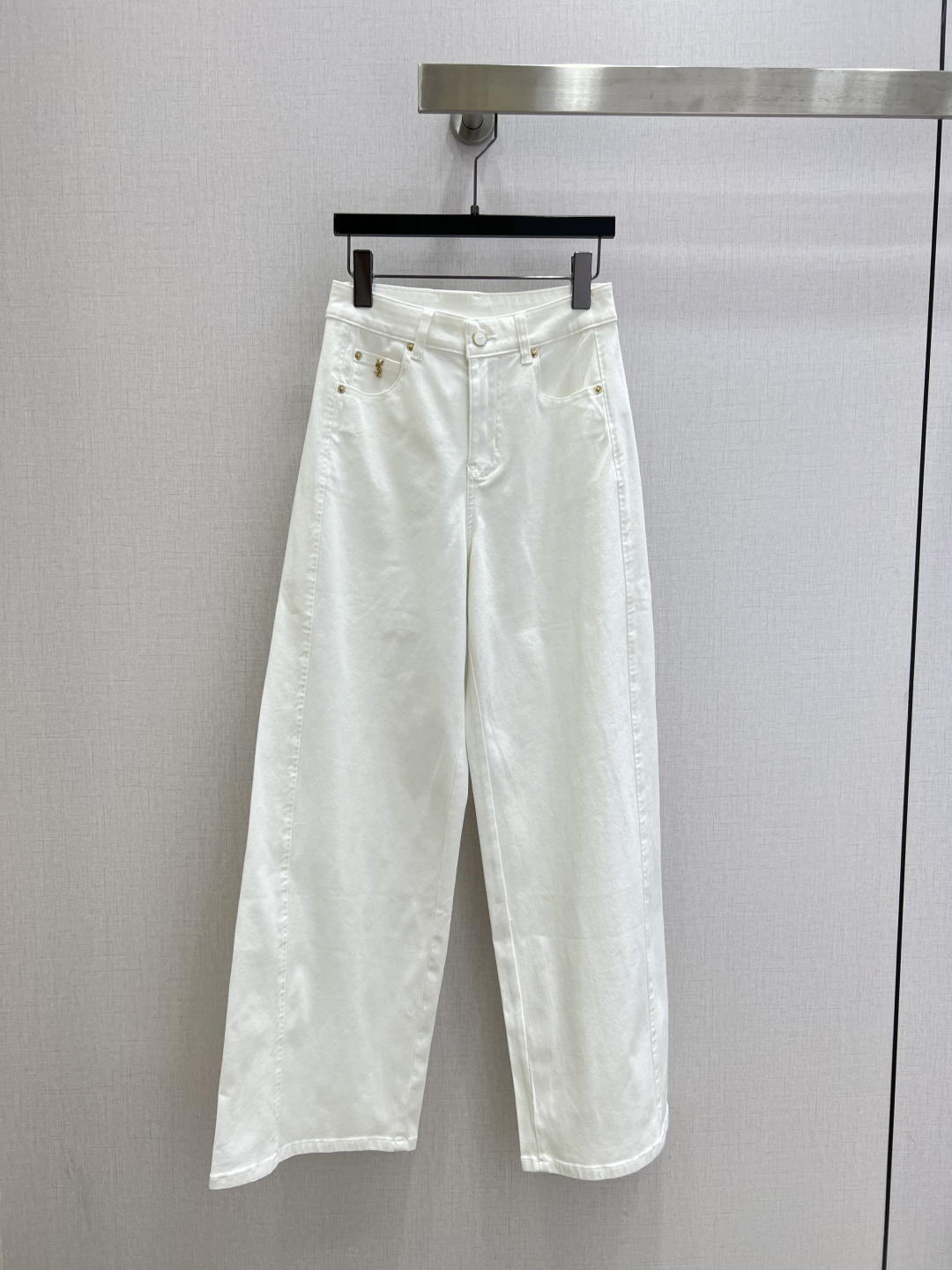 NO:798804,Highly recommended 26 spring and summer new style white denim trousers with metallic logo. The upper body is comfortable and it can also modify the shape of the legs. It visually lengthens the proportion of the legs and makes the legs look straight and thin. It combines high-end elegance. One color. 2627282930 code. High quality ABC,,19860909强烈推荐 26春夏新款 金属标志白色牛仔长裤 上身舒适同时还能修饰腿型 视觉拉长了腿部比例 显得腿又直又细 高级优雅相结合 一个色 2627282930码 高品质ABC,,,Women's clothing