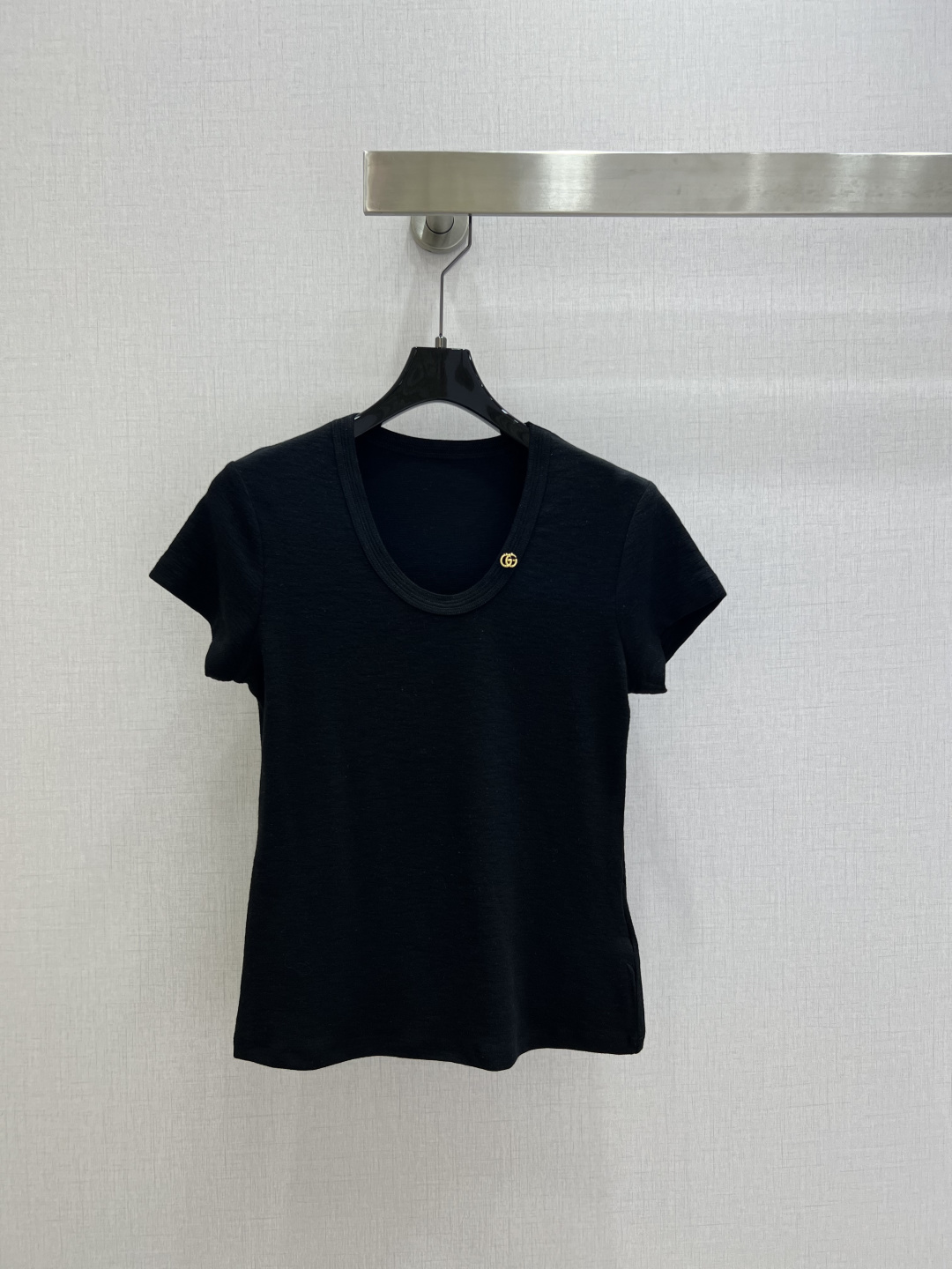 NO:798796,Highly recommended 26 spring and summer new U-neck metallic double G short-sleeved T-shirt. Customized imported magic fabric. Basic thin feeling. Soft and waxy fit but not loose. Versatile artifact. Mainly recommended. Three colors. SML code. High quality ABC, T-shirt, tees, t-shirt,19860909强烈推荐 26春夏新款 U领金属双G短袖T恤 定制进口魔力面料 基础款的单薄感 软糯贴合却不松垮 百搭神器 主推 三个色 SML码 高品质ABC,,T-shirt,tees，t-shirt,,Women's clothing