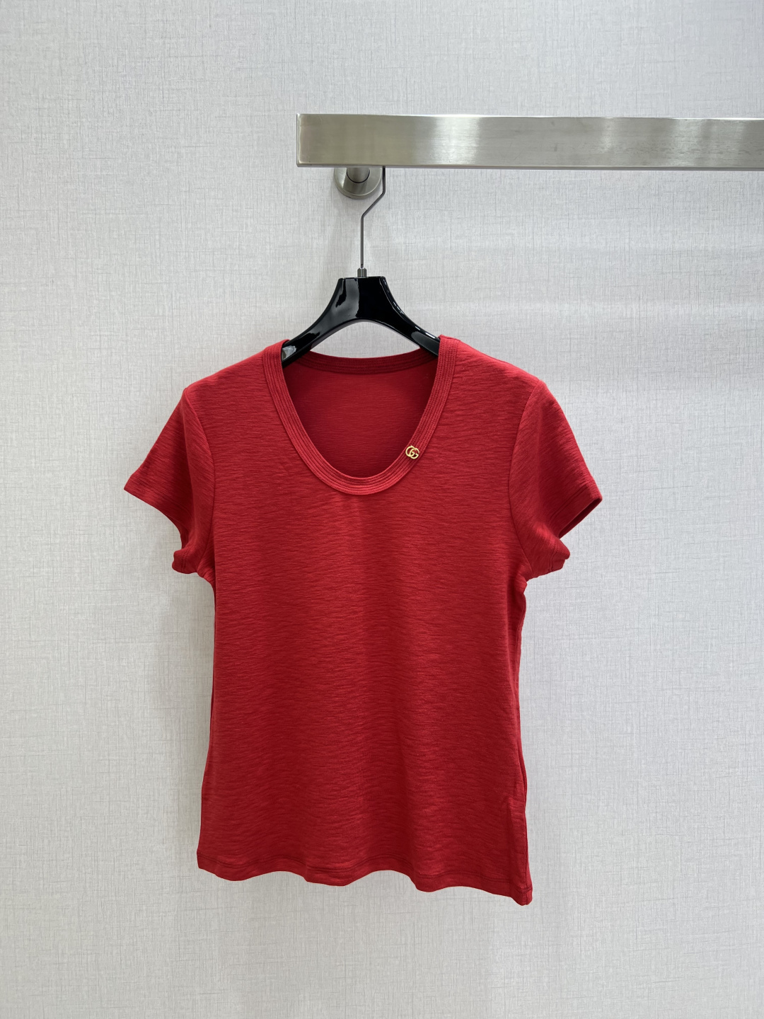NO:798802,Highly recommended 26 spring and summer new U-neck metallic double G short-sleeved T-shirt. Customized imported magic fabric. Basic thin feeling. Soft and waxy fit but not loose. Versatile artifact. Mainly recommended. Three colors. SML code. High quality ABC, T-shirt, tees, t-shirt,19860909强烈推荐 26春夏新款 U领金属双G短袖T恤 定制进口魔力面料 基础款的单薄感 软糯贴合却不松垮 百搭神器 主推 三个色 SML码 高品质ABC,,T-shirt,tees，t-shirt,,Women's clothing