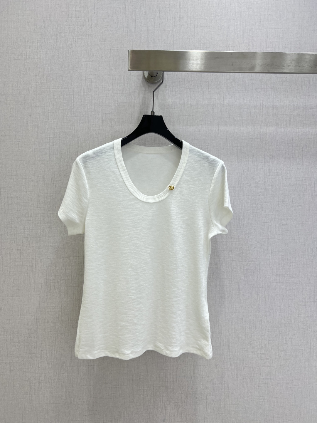 NO:798799,Highly recommended 26 spring and summer new U-neck metallic double G short-sleeved T-shirt. Customized imported magic fabric. Basic thin feeling. Soft and waxy fit but not loose. Versatile artifact. Mainly recommended. Three colors. SML code. High quality ABC, T-shirt, tees, t-shirt,19860909强烈推荐 26春夏新款 U领金属双G短袖T恤 定制进口魔力面料 基础款的单薄感 软糯贴合却不松垮 百搭神器 主推 三个色 SML码 高品质ABC,,T-shirt,tees，t-shirt,,Women's clothing