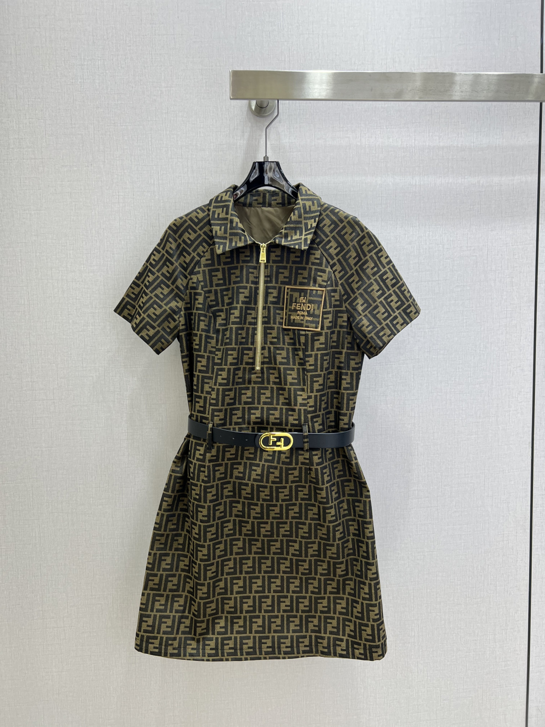 NO:799668,Highly recommended 26 spring and summer new style presbyopic belt lapel half zipper dress produced by Rocket Speed!  The whole piece is three-dimensional tailoring, all-round and exquisite, the upper body is super covered and slimming, the proportion of the legs is super stretched, simple and refreshing, giving a refreshing and fashionable sense of high-end, everyday elegance and fashionable, very versatile, the color is very beautiful, the fabric is high-end and textured, one color SML code, high quality ABC,,skirts,19860909强烈推荐 26春夏新款 老花腰带翻领半拉链连衣裙 火箭速度出品！整件立体剪裁 全方位精致做上身超级遮肉显瘦 超拉腿部比例 简简单单 穿出清爽时髦的高级感 日常优雅又时髦巨百搭 颜色很好看 面料高级又有质感 一个色 SML码 高品质ABC,,skirts,,Women's clothing