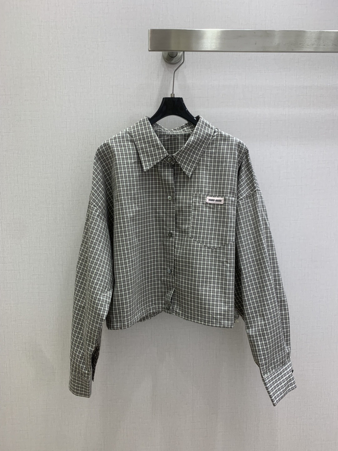 NO:798793,Highly recommended for spring and summer 26, the new plaid lapel drawstring shirt is practical and has a retro feel. The plaid pattern has a super literary atmosphere, and it is great to wear alone or layered. It can be easily controlled for commuting, leisure, and outdoor ~ Pair it with jeans or a skirt for a casual and lazy look!  One color SML code high quality ABC,,skirts,jeans,shirts,19860909强烈推荐 26春夏新款 格纹翻领抽绳衬衫 实用又有复古感.格纹超有文艺氛围,单穿或叠搭都很出彩,通勤,休闲,户外都能轻松驾驭~搭配牛仔裤或半裙,随性慵懒get！一个色 SML码 高品质ABC,,skirts,jeans,shirts,,Women's clothing