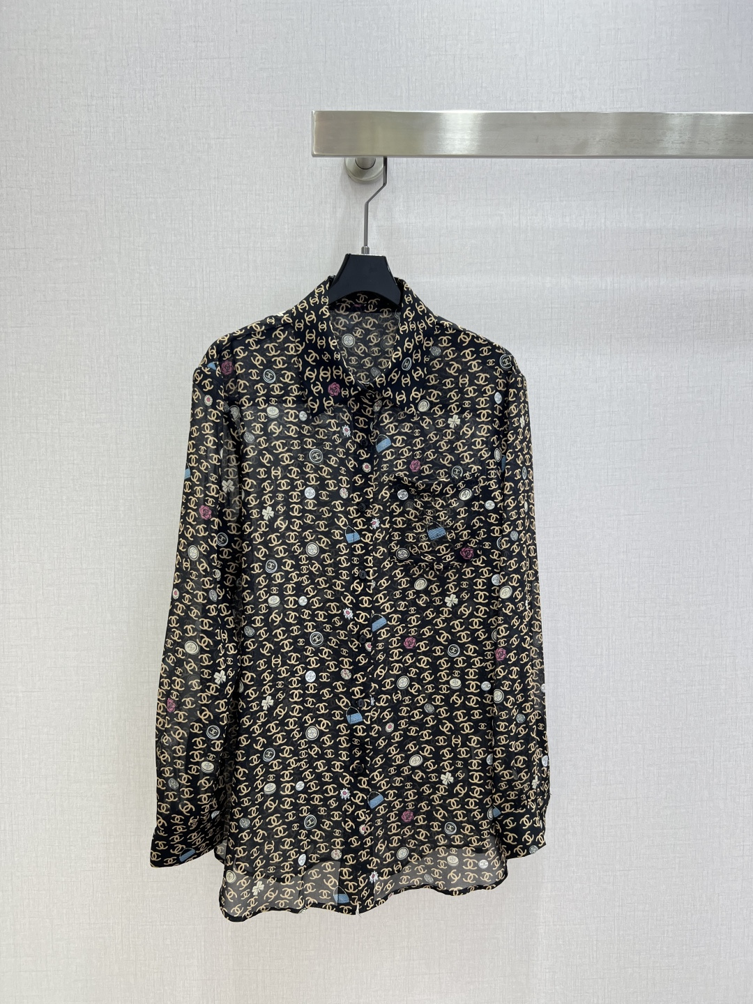NO:799641,Highly recommended 26 spring and summer new style, double C full printed pocket shirt, slightly see-through, looming and fashionable, discreet, cute style, easy to control, full of small details. Exquisite workmanship, internal stitching, the craft shirt is perfect as a single product and matching, age-reducing fashion, good HOLD style, won the hearts of fairies, soft and textured, classic work, two colors SML code, high quality ABC, shirts,19860909强烈推荐 26春夏新款 双C满印口袋衬衫 微透视 若隐若现时尚小心机 可A可乖的风格,版型属于谁都好驾驭的,满满小细节太加分了.做工精致 内线来去缝工艺衬衣做为单品和搭配都是杠把子 减龄时尚 好HOLD住造型 深得仙女心 柔软有质感 经典之作 两个色 SML码 高品质ABC,,shirts,,Women's clothing
