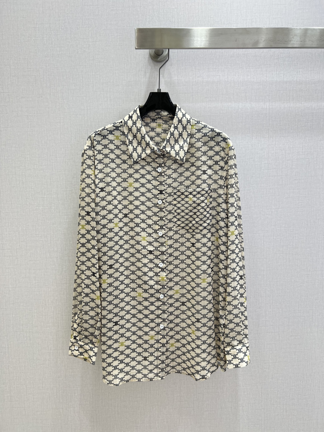NO:799629,Highly recommended for spring and summer 26. Arc de Triomphe print pocket shirt. Slightly see-through. Fashionable and discreet. A cute style. The shape is easy for anyone to control. The small details are a plus. Exquisite workmanship. The inner seams are sewn back and forth. The shirt is perfect as a single product and as a match. It is fashionable to reduce age. It has a good HOLD style. It wins the hearts of fairies. It is soft and textured. It is a classic in one color. SML code. High-quality ABC, shirts.19860909强烈推荐 26春夏新款 凯旋门印花口袋衬衫 微透视 若隐若现时尚小心机 可A可乖的风格,版型属于谁都好驾驭的,满满小细节太加分了.做工精致 内线来去缝工艺衬衣做为单品和搭配都是杠把子 减龄时尚 好HOLD住造型 深得仙女心 柔软有质感 经典之作一个色 SML码 高品质ABC,,shirts,,Women's clothing