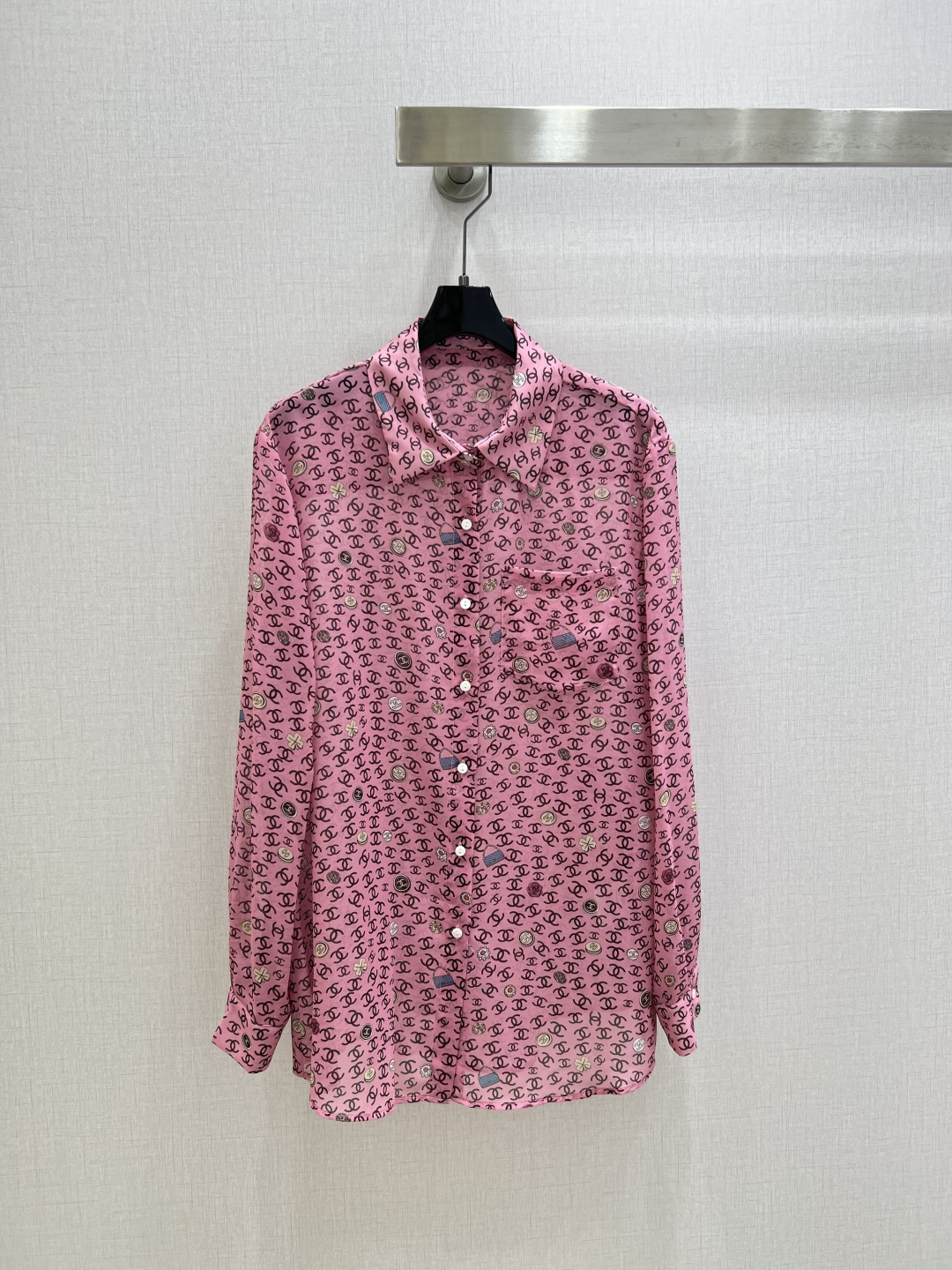 NO:799647,Highly recommended 26 spring and summer new style, double C full printed pocket shirt, slightly see-through, looming and fashionable, discreet, cute style, easy to control, full of small details. Exquisite workmanship, internal stitching, the craft shirt is perfect as a single product and matching, age-reducing fashion, good HOLD style, won the hearts of fairies, soft and textured, classic work, two colors SML code, high quality ABC, shirts,19860909强烈推荐 26春夏新款 双C满印口袋衬衫 微透视 若隐若现时尚小心机 可A可乖的风格,版型属于谁都好驾驭的,满满小细节太加分了.做工精致 内线来去缝工艺衬衣做为单品和搭配都是杠把子 减龄时尚 好HOLD住造型 深得仙女心 柔软有质感 经典之作 两个色 SML码 高品质ABC,,shirts,,Women's clothing