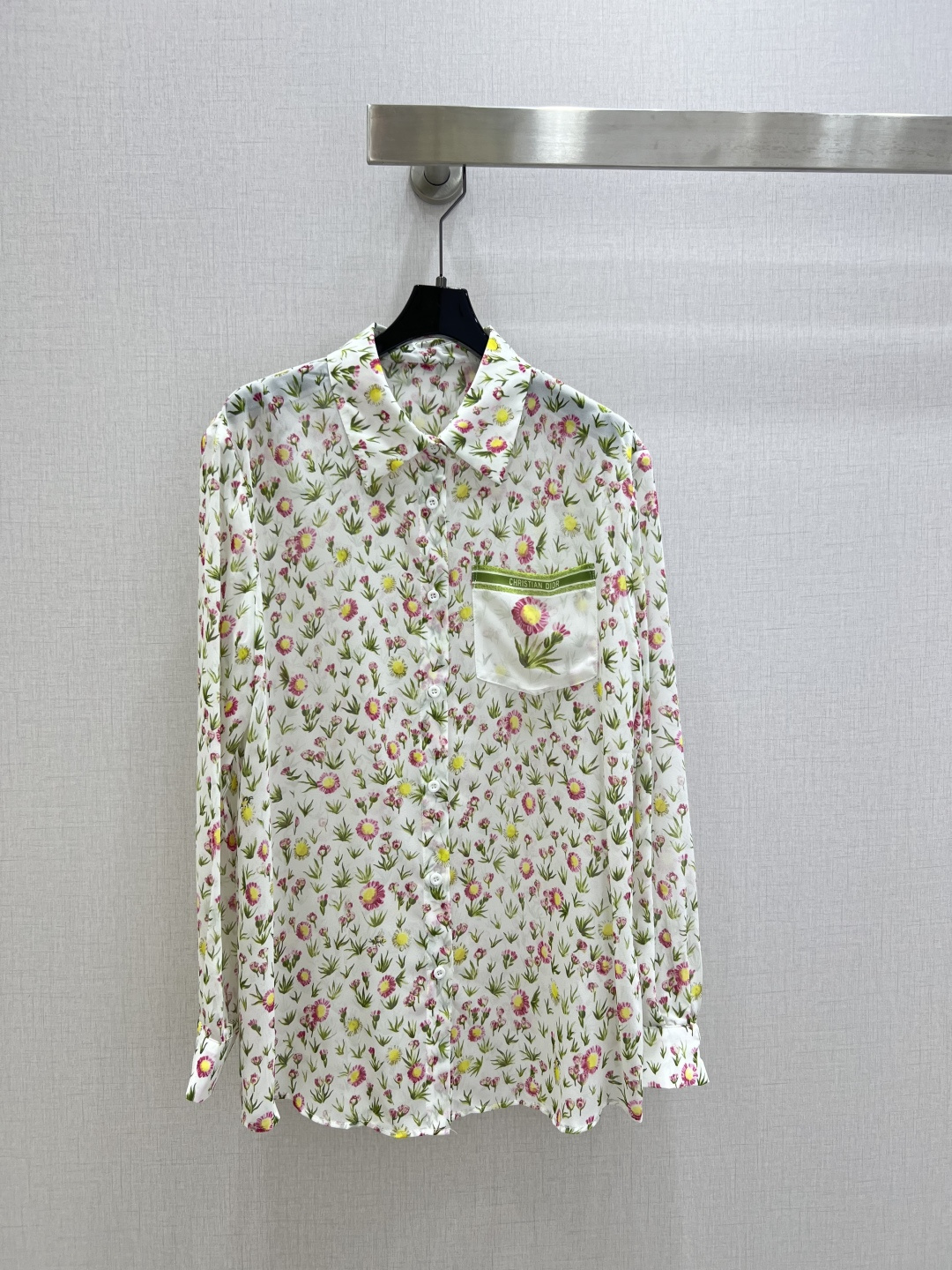 NO:799623,Highly recommended 26 spring and summer new style floral letter pocket printed shirt, slightly see-through, looming and fashionable, discreet, cute style, easy to control, full of small details. Exquisite workmanship, internal stitching, the shirt is perfect as a single product and matching, age-reducing fashion, good HOLD style, won the hearts of fairies, soft and textured, classic one color, SML code, high quality ABC, shirts,19860909强烈推荐 26春夏新款 花卉字母口袋印花衬衫 微透视 若隐若现时尚小心机 可A可乖的风格,版型属于谁都好驾驭的,满满小细节太加分了.做工精致 内线来去缝工艺衬衣做为单品和搭配都是杠把子 减龄时尚 好HOLD住造型 深得仙女心 柔软有质感 经典之作一个色 SML码 高品质ABC,,shirts,,Women's clothing