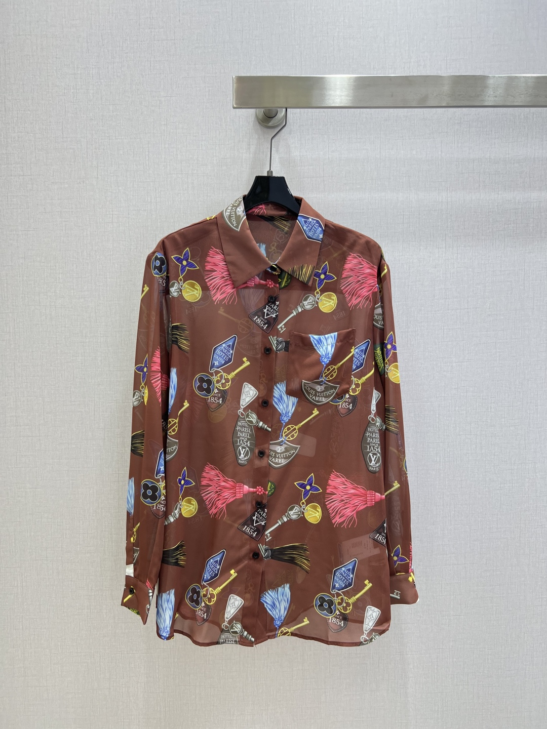 NO:799635,Highly recommended for the spring and summer of 26. Pattern printed lapel pocket shirt. Slightly see-through. Fashionable and discreet. A cute style. The shape is easy for anyone to control. The small details are a plus. Exquisite workmanship. The inner seams are sewn back and forth. The craft shirt is perfect as a single product and as a match. Age-reducing fashion. Good HOLD style. Won the hearts of fairies. Soft and textured. Classic one color. SML code. High quality ABC, shirts.19860909强烈推荐 26春夏新款 图案印花翻领口袋衬衫 微透视 若隐若现时尚小心机 可A可乖的风格,版型属于谁都好驾驭的,满满小细节太加分了.做工精致 内线来去缝工艺衬衣做为单品和搭配都是杠把子 减龄时尚 好HOLD住造型 深得仙女心 柔软有质感 经典之作一个色 SML码 高品质ABC,,shirts,,Women's clothing