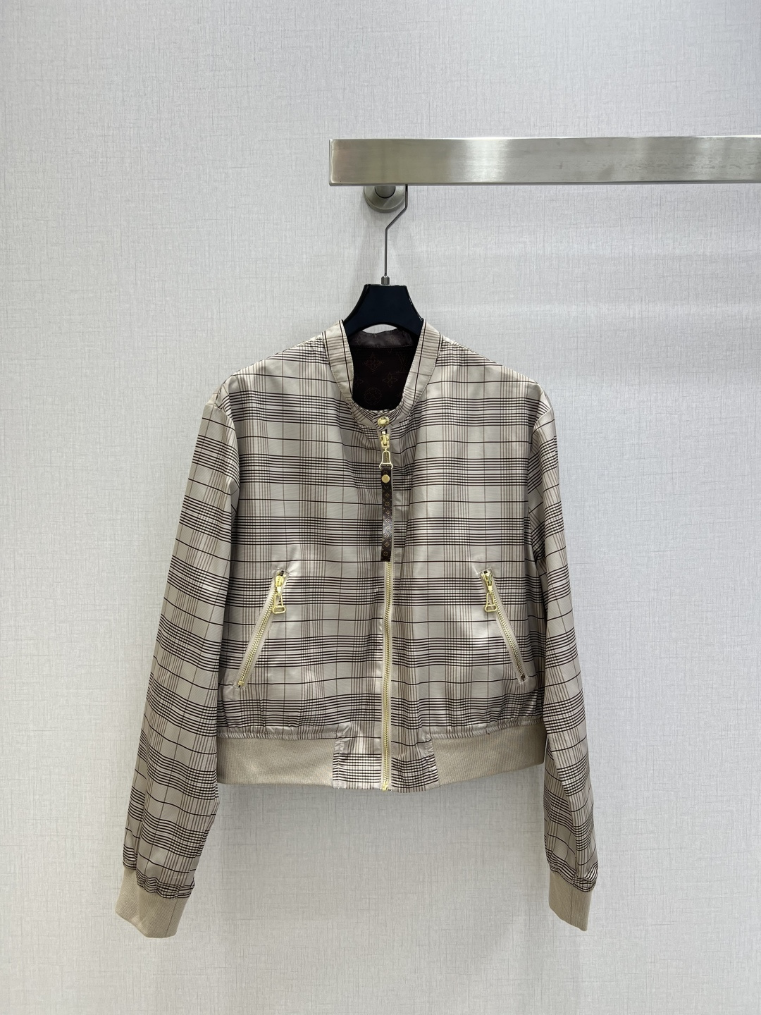 NO:799624,Highly recommended 26 spring and summer new style printed zipper jacket. Double-sided wear. Instant sales. Special material with texture. Great attention to every small detail. Just the right sense of high-end. Three-dimensional tailoring makes the upper body of the garment more refined and western. Mold customization for decoration. The real thing is amazing!  Fine workmanship, look at the details, one color, SML code, high quality ABC,,jackets & coats,jackets & coats,19860909强烈推荐 26春夏新款 印花拉链夹克外套 双面可穿 出货即爆单 特殊材质有肌理感 每个小细节都非常注重 恰到好处的高级感 立体剪裁 让成衣上身更为精致洋气 开模定制装饰 实物太赞啦！做工精细看细节 一个色 SML码高品质ABC,,jackets & coats,jackets & coats,,Women's clothing