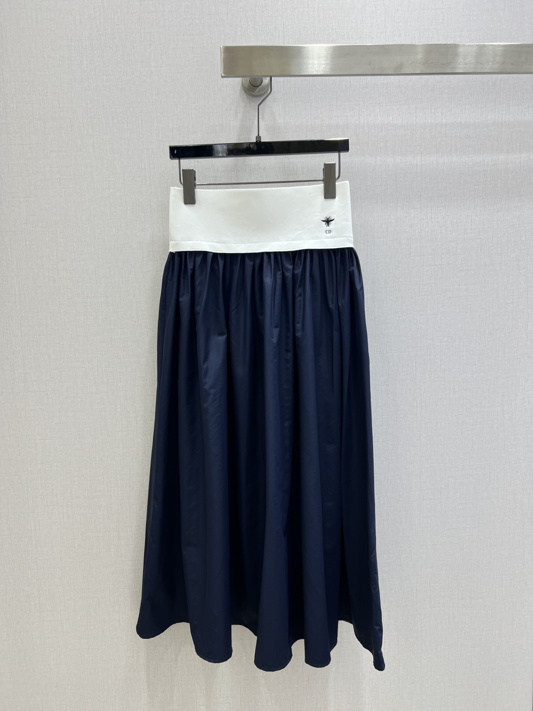 NO:799636,Highly recommended 26 spring and summer new style. Contrast color embroidered long skirt. A very thoughtful one. The upper body is cool and sassy. Made of customized high-quality fabrics. The texture is fine, the cotton feel is natural, it is muscular yet soft, and it is neat and three-dimensional. Two colors SML code. High-quality ABC,,skirts,19860909强烈推荐 26春夏新款 撞色刺绣长半裙 非常用心的一款 上身又酷又飒爽 采用定制高品质面料 纹理细腻,棉感自然,既有筋骨感又不失柔软,利落立体剪裁 两个色 SML码 高品质ABC,,skirts,,Women's clothing