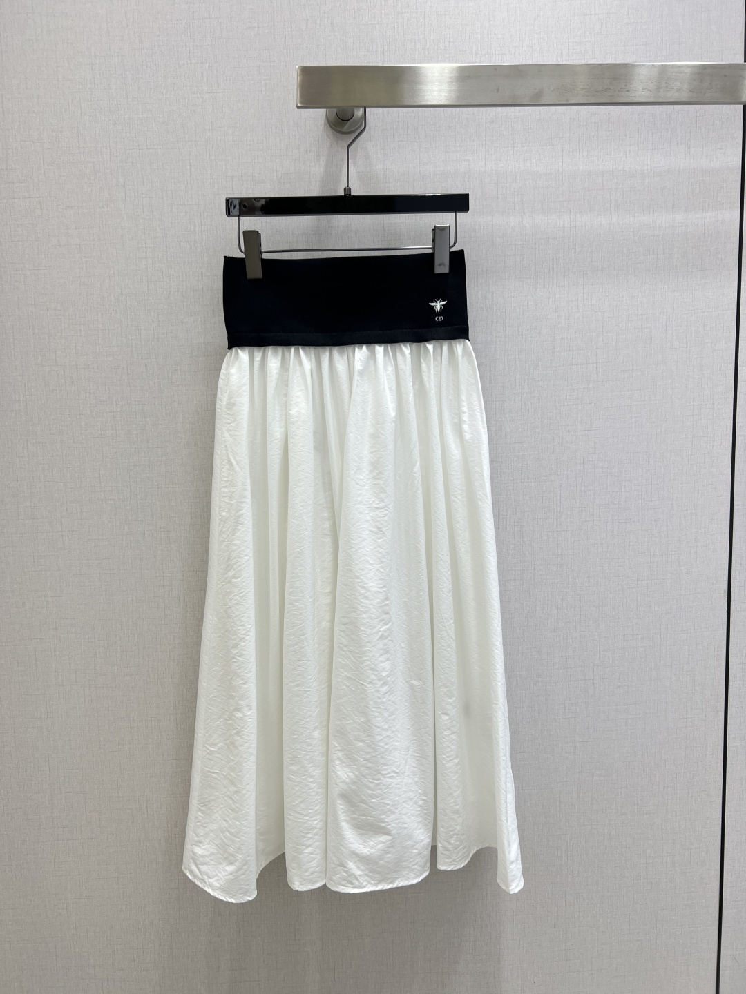 NO:799642,Highly recommended 26 spring and summer new style. Contrast color embroidered long skirt. A very thoughtful one. The upper body is cool and sassy. Made of customized high-quality fabrics. The texture is fine, the cotton feel is natural, it is muscular yet soft, and it is neat and three-dimensional. Two colors SML code. High-quality ABC,,skirts,19860909强烈推荐 26春夏新款 撞色刺绣长半裙 非常用心的一款 上身又酷又飒爽 采用定制高品质面料 纹理细腻,棉感自然,既有筋骨感又不失柔软,利落立体剪裁 两个色 SML码 高品质ABC,,skirts,,Women's clothing