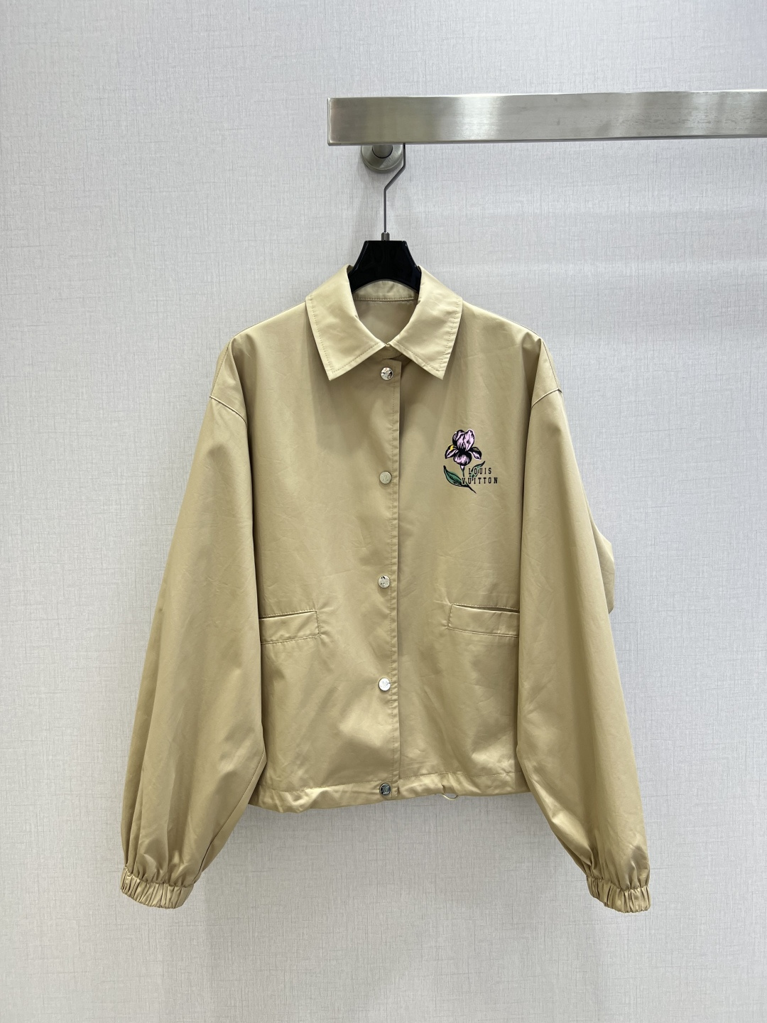 NO:799628,Highly recommended 26 spring and summer new flower letter pocket jacket produced by Rocket Speed!  The whole piece is three-dimensional tailoring. It is all-round and exquisite. It super covers the flesh and makes you look slimmer. It gives you a refreshing and fashionable sense of luxury. It is elegant and fashionable in daily life. It is very versatile. The color is very beautiful. The fabric is high-end and textured. One color. SMLXL code. High quality ABC,,jackets & coats,jackets & coats,19860909强烈推荐 26春夏新款 花朵字母口袋夹克外套 火箭速度出品！整件立体剪裁 全方位精致做上身超级遮肉显瘦 穿出清爽时髦的高级感 日常优雅又时髦巨百搭 颜色很好看 面料高级又有质感 一个色 SMLXL码 高品质ABC,,jackets & coats,jackets & coats,,Women's clothing