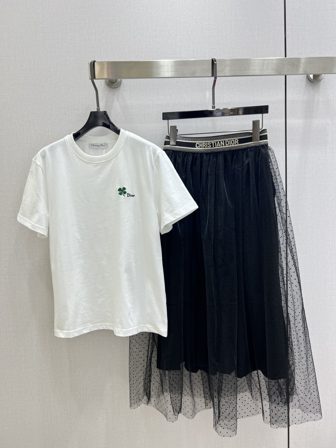 NO:799630,Highly recommended 26 spring and summer new embroidered webbing long skirt suit, four-leaf clover embroidered T-shirt + polka dot flocking mesh skirt, round neck short-sleeved T-shirt with a cute feeling, the four-leaf clover embroidery on the chest is a gentle secret, the stitching is as delicate as wearing luck on the body; the mesh skirt underneath is hidden, the texture of the polka dot flocking is raised, it feels soft to the touch, the mesh sways lightly when walking, and the flocking light spots are looming.  One color SML code high quality ABC,,skirts,T-shirt,tees,t-shirt,19860909强烈推荐 26春夏新款 刺绣织带长半裙套装 四叶草刺绣T恤+波点植绒网纱裙、圆领短袖T恤带着乖巧感,胸前四叶草刺绣是温柔的小暗号,针脚细腻得像把幸运穿在身上；下搭的网纱半裙藏着小心机,波点植绒凸起来的质感,摸起来软乎乎,走动时网纱轻晃,植绒光点若隐若现 一个色 SML码 高品质ABC,,skirts,T-shirt,tees，t-shirt,,Women's clothing