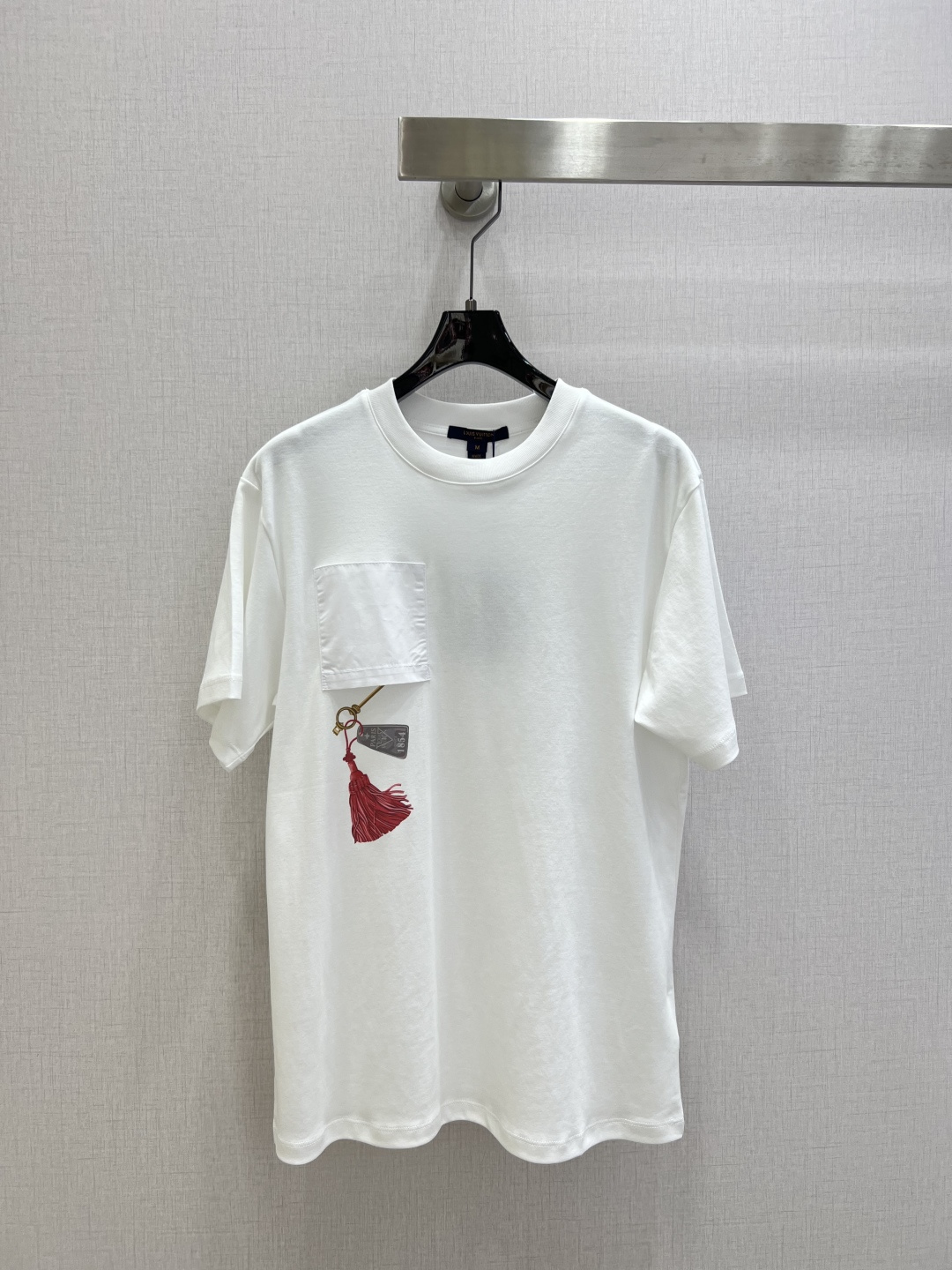 NO:800166,Highly recommended 26 spring and summer new short-sleeved T-shirt with inverted pocket print design. Classic series pocket customized inverted T-shirt. Made of cotton fabric with soft and delicate texture; customized washed wheat accessories. The loose version makes the upper body comfortable and good-looking!  One color SML code high quality ABC,,T-shirt,tees,t-shirt,19860909强烈推荐 26春夏新款 倒立口袋印花设计短袖T恤 经典系列款口袋定制倒立T恤 采用棉面料质感柔软细腻；定制洗水麦辅料齐.版型宽松上身效果舒适好看！一个色 SML码 高品质ABC,,T-shirt,tees，t-shirt,,Women's clothing
