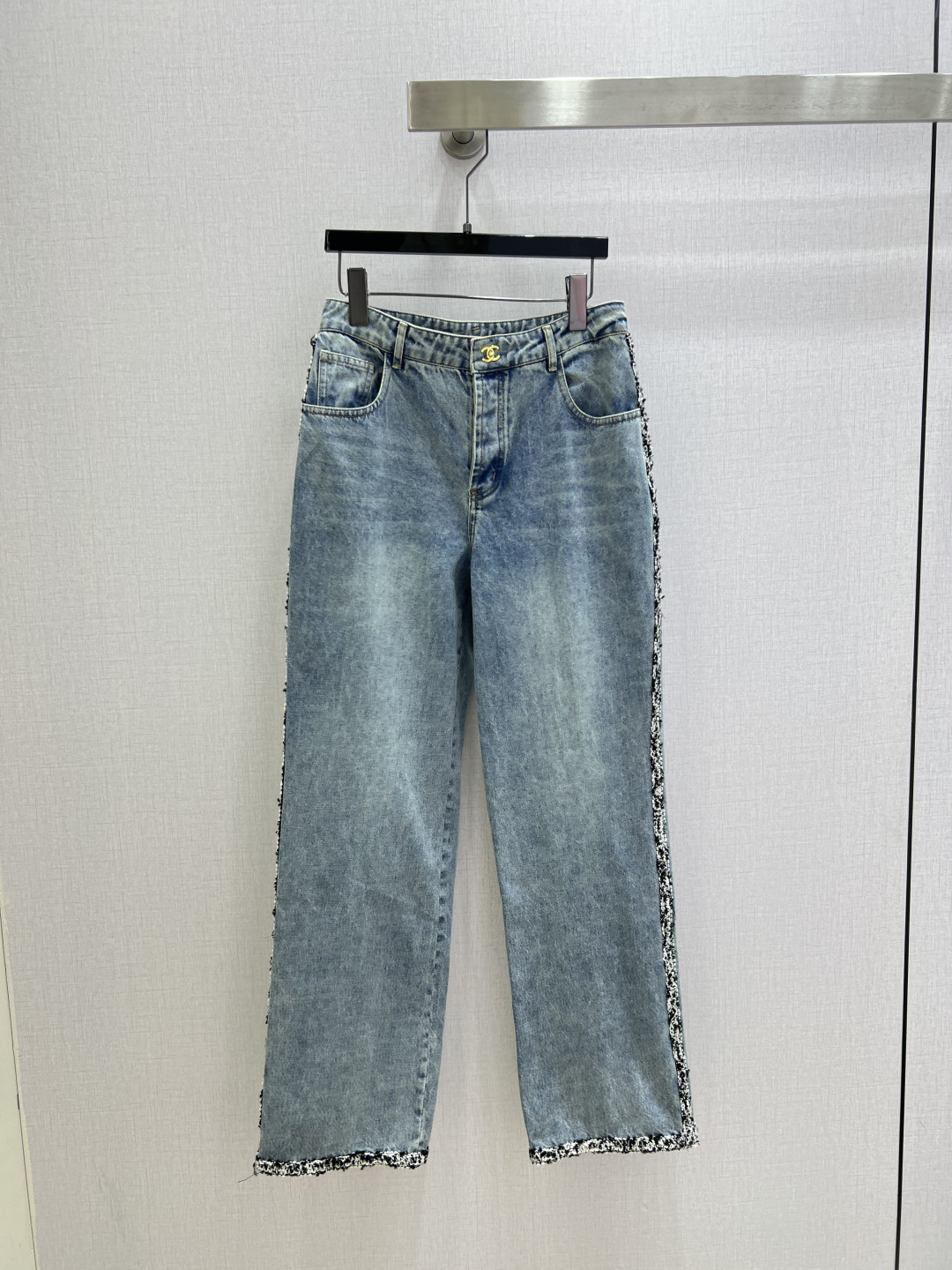 NO:799648,Highly recommended 26 early spring new style, double C denim trousers with raw edge pockets, good looks, a series of products, versatile and worry-free, just a very clean feeling, a must-have for everyone, really great!  Washed denim cotton that feels very comfortable, aged fermentation-washed shape, one color, SML code, high quality ABC,,19860909强烈推荐 26早春新款 拼毛边口袋双C牛仔长裤 高颜值 一系列出品 百搭无烦恼 就是很干净的感觉 人手必备 真的很赞！ 手感很舒服的洗水牛仔棉 做旧酵洗造型 一个色 SML码 高品质ABC,,,Women's clothing