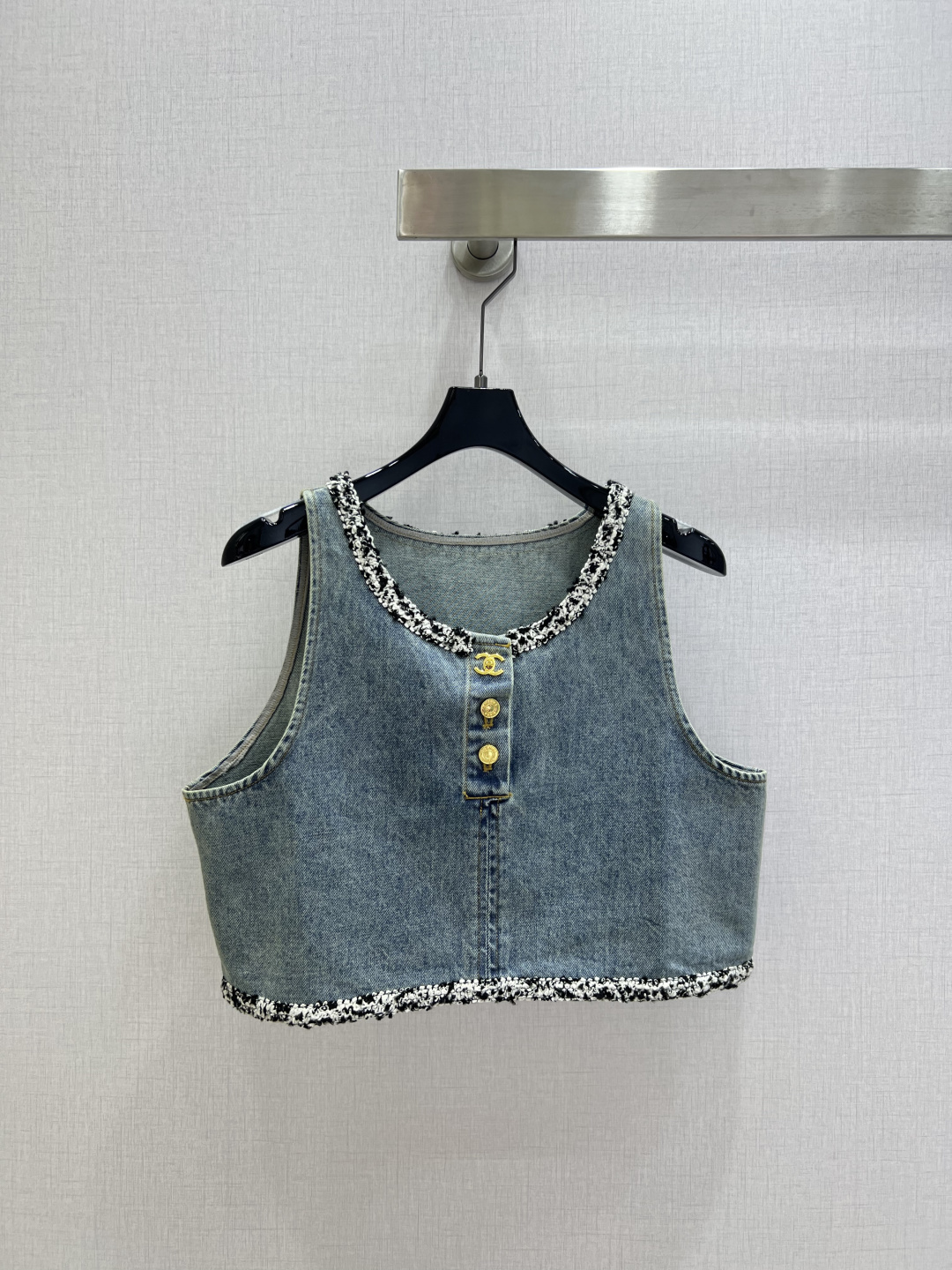 NO:799625,Highly recommended for the early spring of 26, the new denim suspender top with raw edges has good looks. It is produced in a series. It is versatile and has no worries. It just feels very clean. It is a must-have for everyone. It is really great!  Washed denim cotton that feels very comfortable, aged fermentation-washed shape, one color, SML code, high quality ABC,,19860909强烈推荐 26早春新款 拼毛边牛仔吊带上衣 高颜值 一系列出品 百搭无烦恼 就是很干净的感觉 人手必备 真的很赞！ 手感很舒服的洗水牛仔棉 做旧酵洗造型 一个色 SML码 高品质ABC,,,Women's clothing