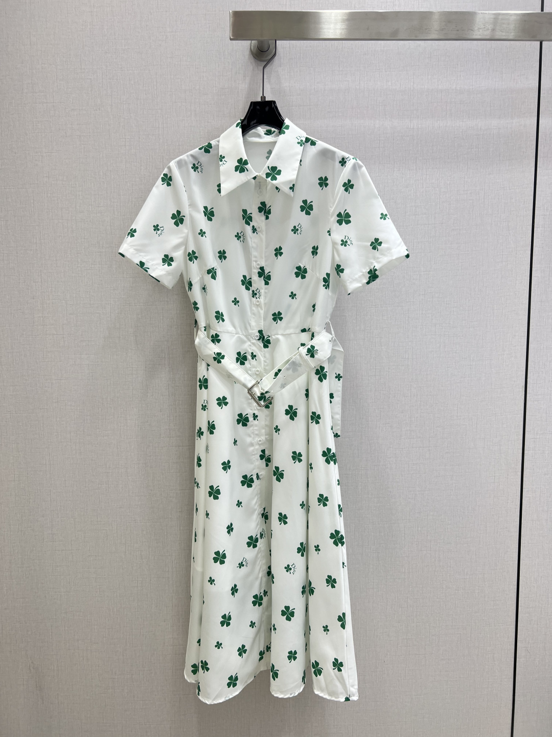 NO:799595,Highly recommended for the early spring of 26. Four-leaf clover letter belt short-sleeved dress. Clean creamy white meets lucky four-leaf clover. Hide all imperfections. Classic lapel design. Suitable for daily outings or casual dates. Print the vitality of spring on the body. Every step you take is relaxed and confident. There is an effortless sense of luxury hidden in the low-key. One color SML code. High-quality ABC, skirts, T-shirt,19860909强烈推荐 26早春新款 四叶草字母腰带短袖连衣裙 干净奶白撞上幸运四叶草 藏起所有不完美 经典翻领设计 日常出街或轻约会都适配 把春天的生机印在身上 每一步都走得松弛又有底气 低调里藏着不费力的高级感 一个色 SML码 高品质ABC,,skirts,T-shirt,,Women's clothing