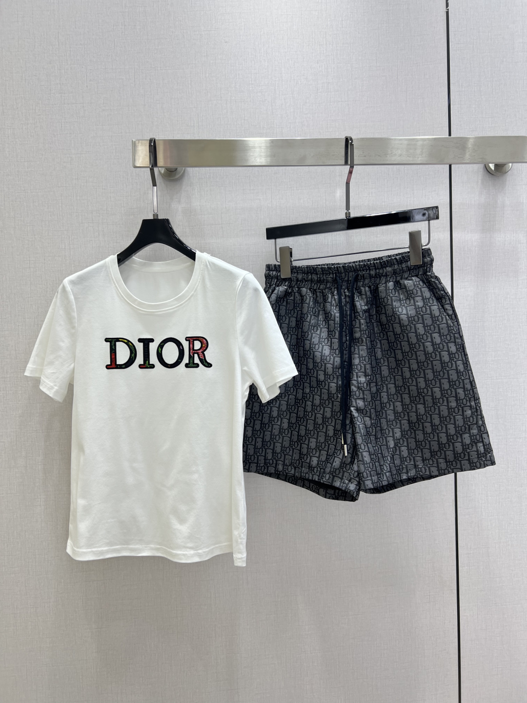 NO:799600,Highly recommended for early spring 26, letter embroidered shorts suit, round neck letter embroidered short-sleeved T-shirt + jacquard drawstring shorts, fashion brand style, high-end quality, two colors, SML code, high quality ABC, shorts, T-shirt, tees, t-shirt,19860909强烈推荐 26早春新款 字母绣花短裤套装 圆领字母绣花短袖T恤+提花抽绳短裤 时尚大牌范儿高端品质两个色 SML码 高品质ABC,,shorts,T-shirt,tees，t-shirt,,Women's clothing