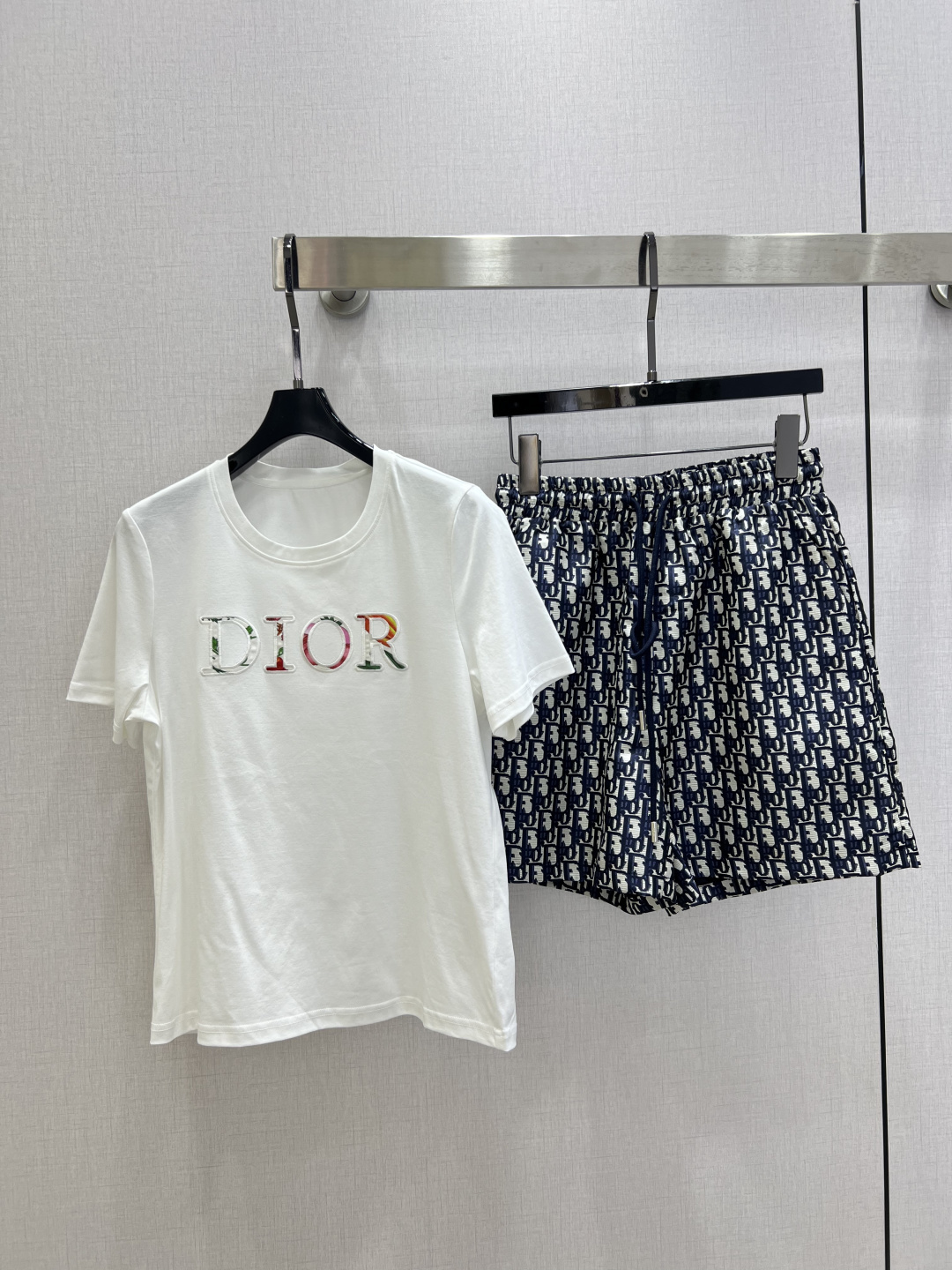 NO:799605,Highly recommended for early spring 26, letter embroidered shorts suit, round neck letter embroidered short-sleeved T-shirt + jacquard drawstring shorts, fashion brand style, high-end quality, two colors, SML code, high quality ABC, shorts, T-shirt, tees, t-shirt,19860909强烈推荐 26早春新款 字母绣花短裤套装 圆领字母绣花短袖T恤+提花抽绳短裤 时尚大牌范儿高端品质两个色 SML码 高品质ABC,,shorts,T-shirt,tees，t-shirt,,Women's clothing