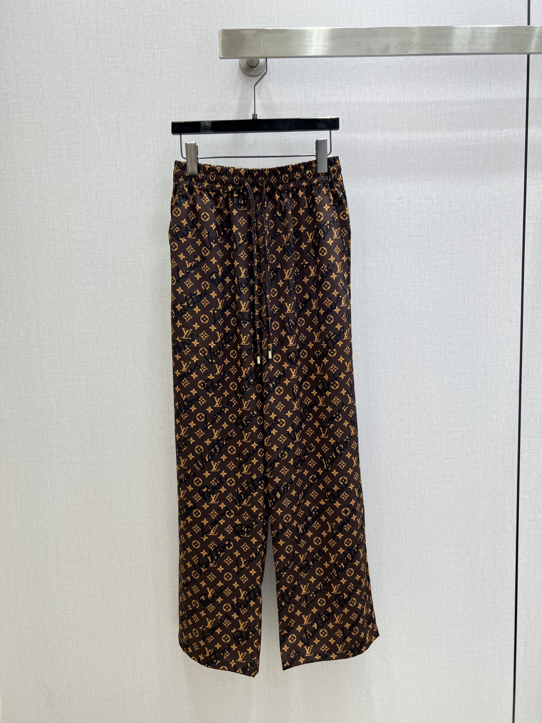 NO:799607,Highly recommended 26 spring and summer new style presbyopic letter drawstring trousers, dark brown background color combined with LV presbyopic logo, retro light luxury, high-end and white, high waist drawstring elastic waist design, not picky about the waist, friendly to all body types; wide-leg pants with drape, covering the flesh and slimming, modifying the leg shape, easily creating the visual effect of long legs. Proper retro light luxury relaxed style, one color, SML code, high quality ABC, Louis Vuitton,19860909强烈推荐 26春夏新款 老花字母抽绳长裤 深棕底色融合LV老花标识 复古轻奢感拉满,高级又显白,高腰抽绳松紧腰设计,不挑腰围,对各种身材友好；垂坠感阔腿裤型,遮肉显瘦,修饰腿型,轻松打造大长腿视觉效果.妥妥复古轻奢松弛风 一个色 SML码 高品质ABC,,louis vuitton,,Women's clothing