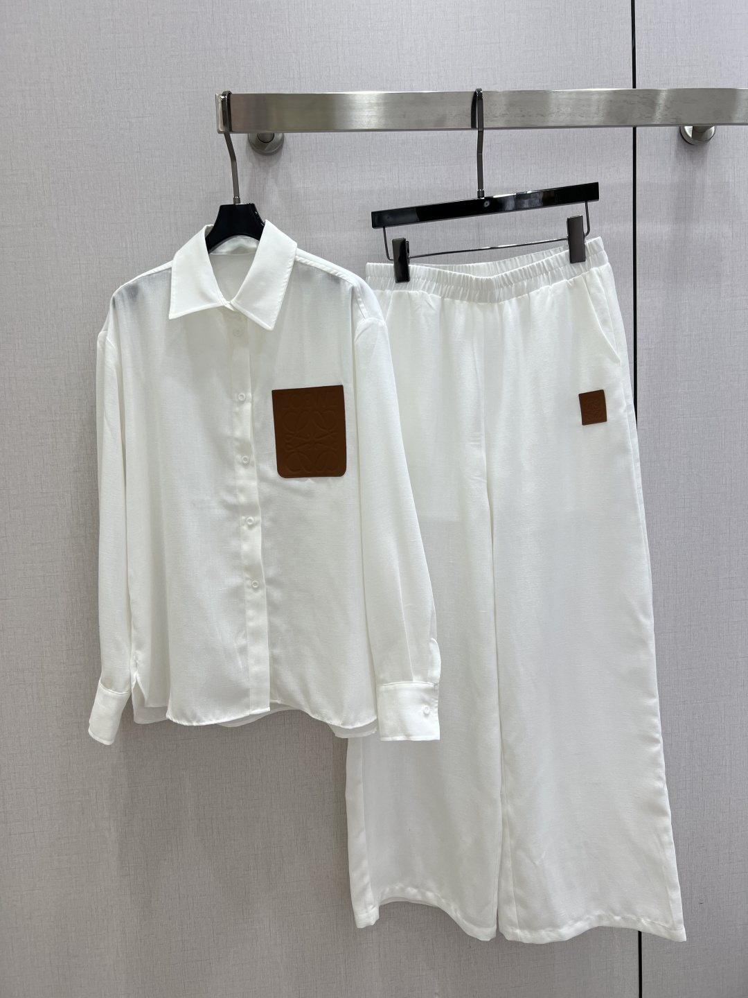 NO:799610,Highly recommended 26 spring and summer new linen leather brand suit, lapel leather brand long-sleeved shirt pockets, elastic waist, small leather brand trousers, sold as a set, exclusive high-end production, it is really hard not to be excited!  It can easily enhance your appearance. Customized fabrics have high quality and comfort!  Impeccable fabrics and excellent design are simply perfect!  Wear alone and layered. Details are online. Sisters, just buy it with confidence. One color SML code. High quality ABC, shirts,19860909强烈推荐 26春夏新款 麻料皮牌套装 翻领皮牌长袖衬衫口袋松紧腰小皮标长裤 整套出售 独家高版出品 真的很难不让人心动哇！轻轻松松就能让你颜值开挂 定制面料有着高质感的舒适度！无可挑剔的面料搭配优秀的版型设计简直完美！单穿叠穿 细节在线 姐妹们放心入就对了 一个色 SML码 高品质ABC,,shirts,,Women's clothing