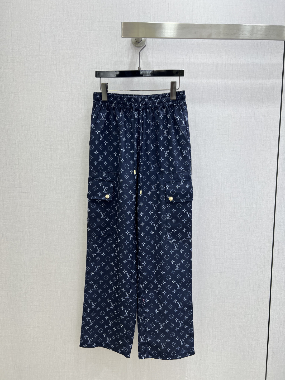 NO:799613,Highly recommended 26 spring and summer new style presbyopic drawstring double pocket cargo trousers. Classic presbyopic design exudes high-end temperament. At the same time, it is more fashionable and highlights. I love it. Highly customized fabric. Look at the details for workmanship quality. One color SML code. High quality ABC.19860909强烈推荐 26春夏新款 老花抽绳双口袋工装长裤 经典老花设计 散发着高级气质 同时更巨时髦亮点超级爱 高定制面料 做工品质看细节 一个色 SML码 高品质ABC,,,Women's clothing
