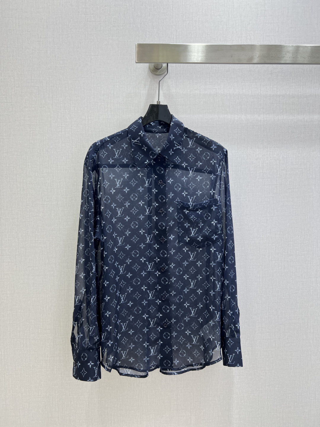NO:799615,Highly recommended 26 spring and summer new lapel presbyopic pocket shirt. It is classic and never goes out of style. It directly welds the sense of luxury to the body!  The classic presbyopia pattern is low-key and luxurious. The fabric is smooth and breathable, so it won’t feel boring even in summer. The lapel + single pocket design can be worn for commuting or leisure. It looks great with jeans and skirts!  It has a full sense of relaxation, and you will look fashionable when you wear it casually. The texture is perfect with your eyes closed!  One color SML code high quality ABC,,skirts,jeans,shirts,19860909强烈推荐 26春夏新款 翻领老花口袋衬衫 经典永不过时 直接把高级感焊在身上！ 经典老花图案,低调又奢华,面料顺滑又透气,夏天穿也不闷～翻领+单口袋设计,通勤、休闲都能穿,搭牛仔裤、半裙都超好看！ 松弛感拉满,随便一穿就是时髦精,质感党闭眼冲！一个色 SML码 高品质ABC,,skirts,jeans,shirts,,Women's clothing