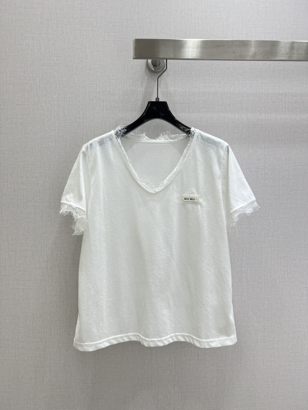 NO:800143,Highly recommended 26 spring and summer new V-neck lace splicing short-sleeved top, very gentle and everyday style. Relaxed and girly, two colors SML code, high quality ABC, T-shirt,19860909强烈推荐 26春夏新款 V领蕾丝拼接短袖上衣 很日常的温柔风.松弛又少女,两个色 SML码 高品质ABC,,T-shirt,,Women's clothing